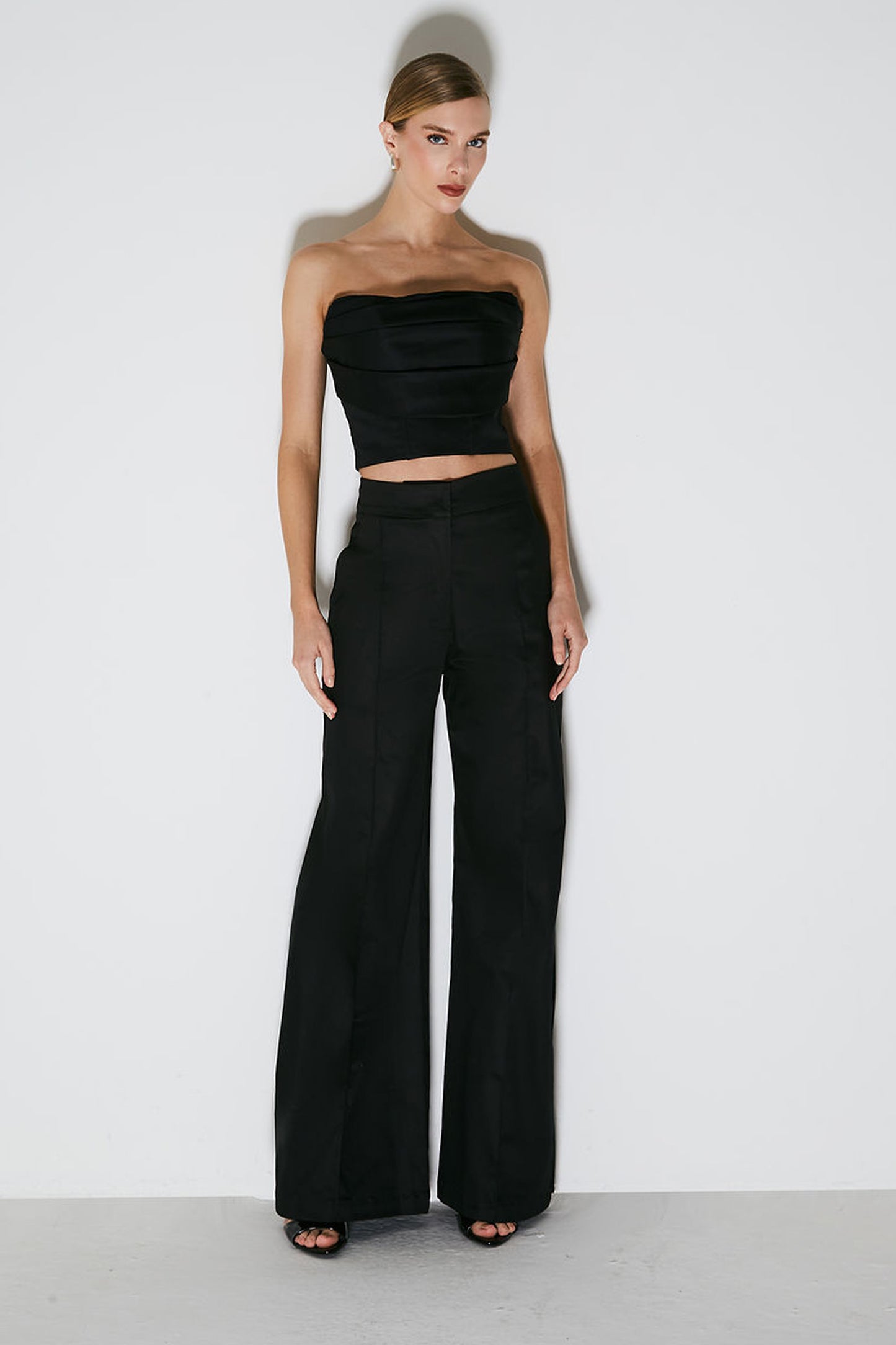 CROPPED TOMARA QUE CAIA ESTRUTURADO COM SOBREPOSICOES PRETO