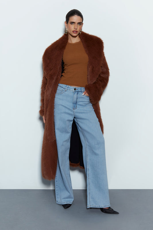 CASACO LONGO COM GOLA E BOLSO EM PELO MARROM