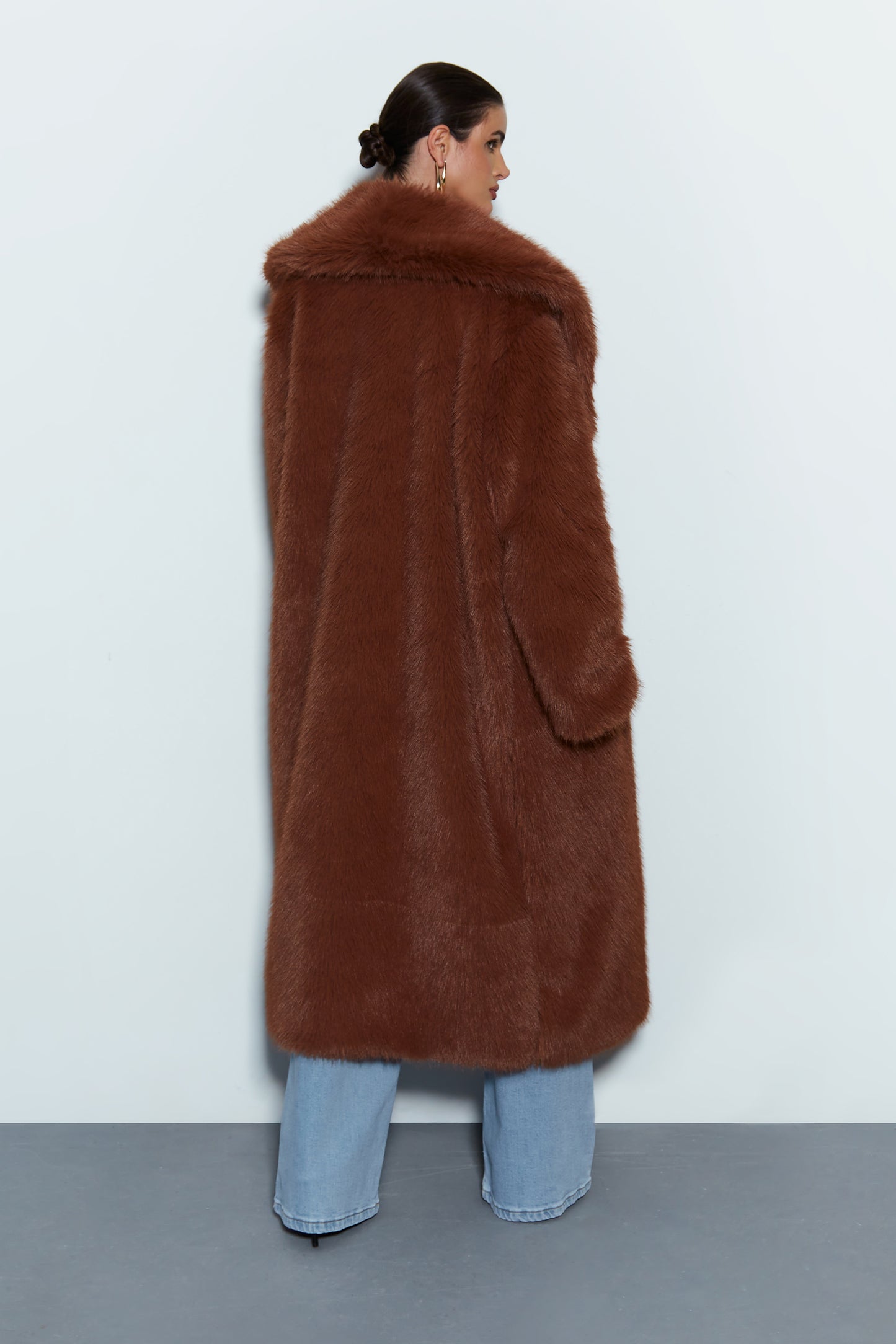 CASACO LONGO COM GOLA E BOLSO EM PELO MARROM