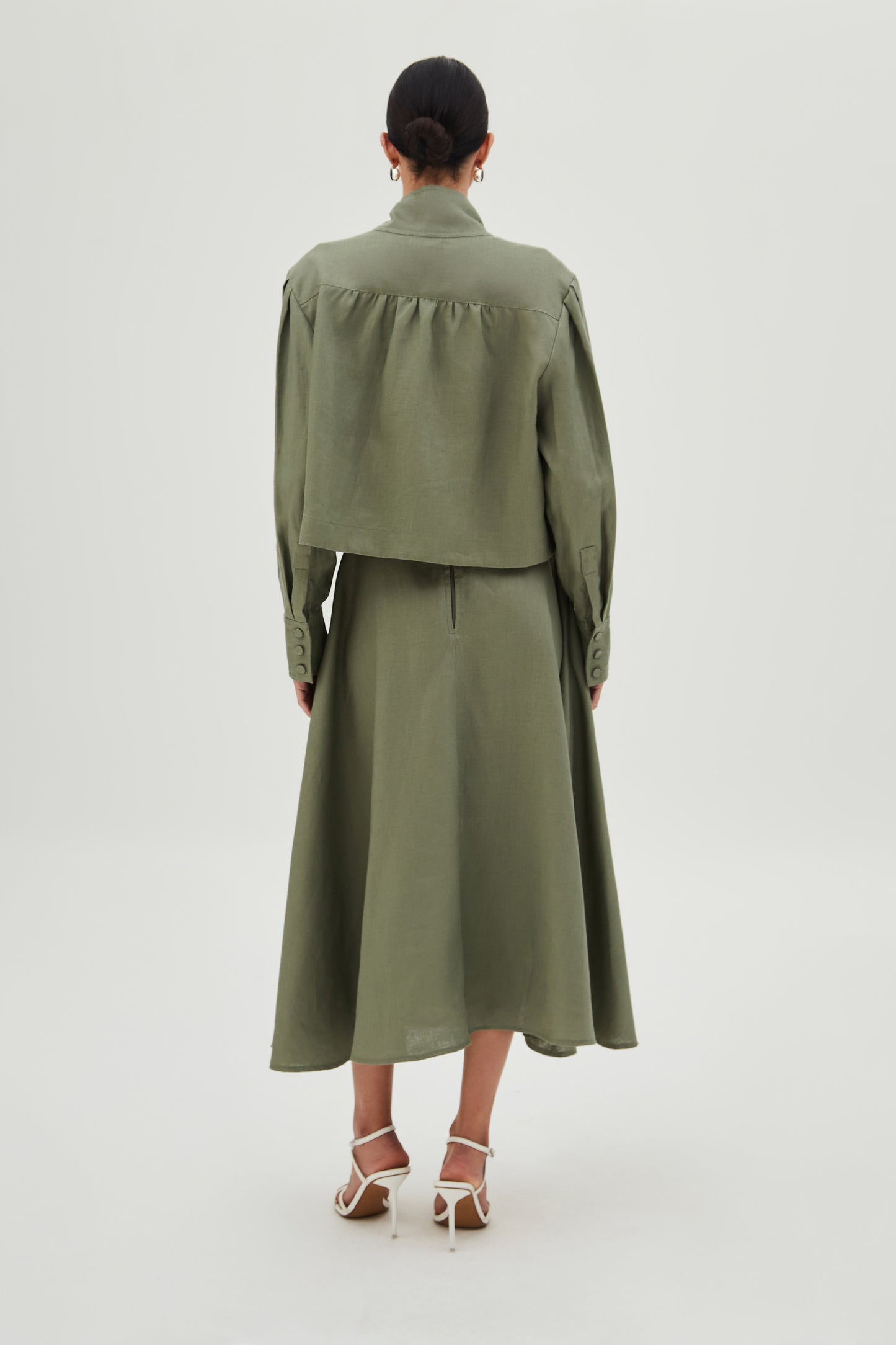 CASACO CURTO COM FRANZIDOS OMBROS E MARTINGALE VERDE EXERCITO