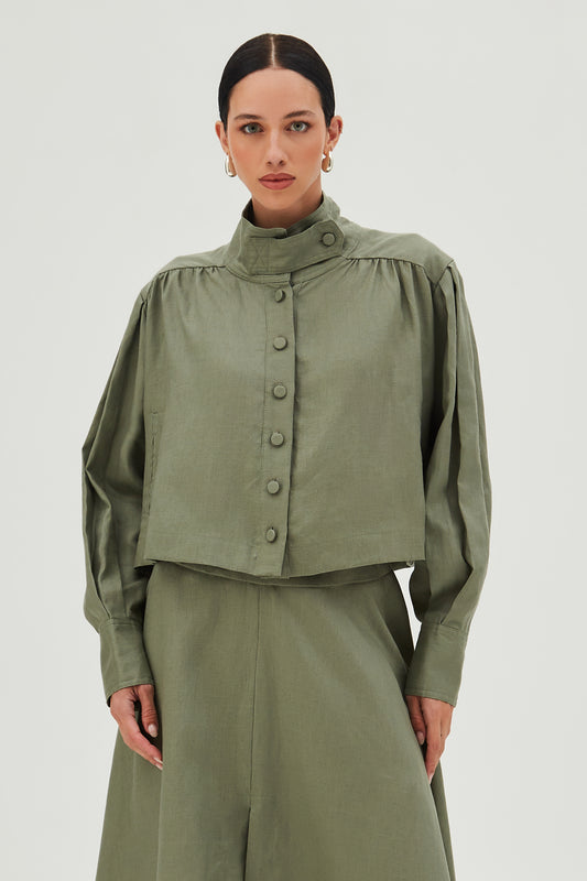 CASACO CURTO COM FRANZIDOS OMBROS E MARTINGALE VERDE EXERCITO