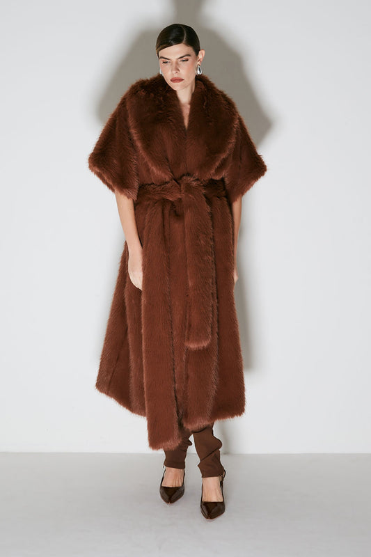 CASACO LONGO MANGA CURTA COM FAIXA EM PELO MARROM