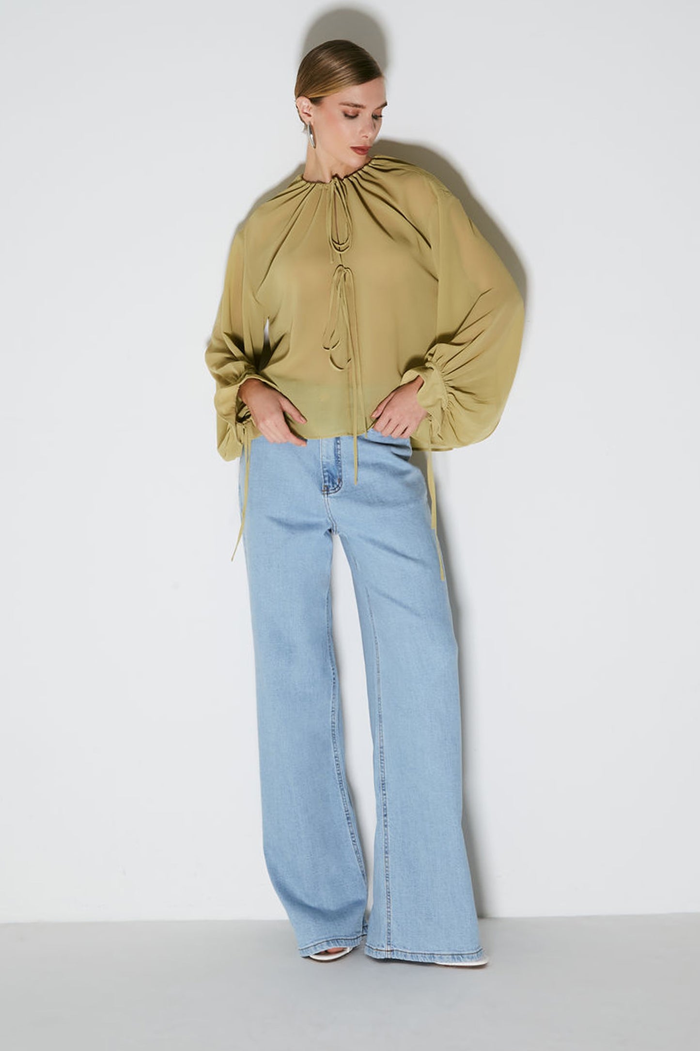 BLUSA MANGA LONGA FLUIDA COM AMARRACAO PUNHOS E PESCOCO VERDE LEMON