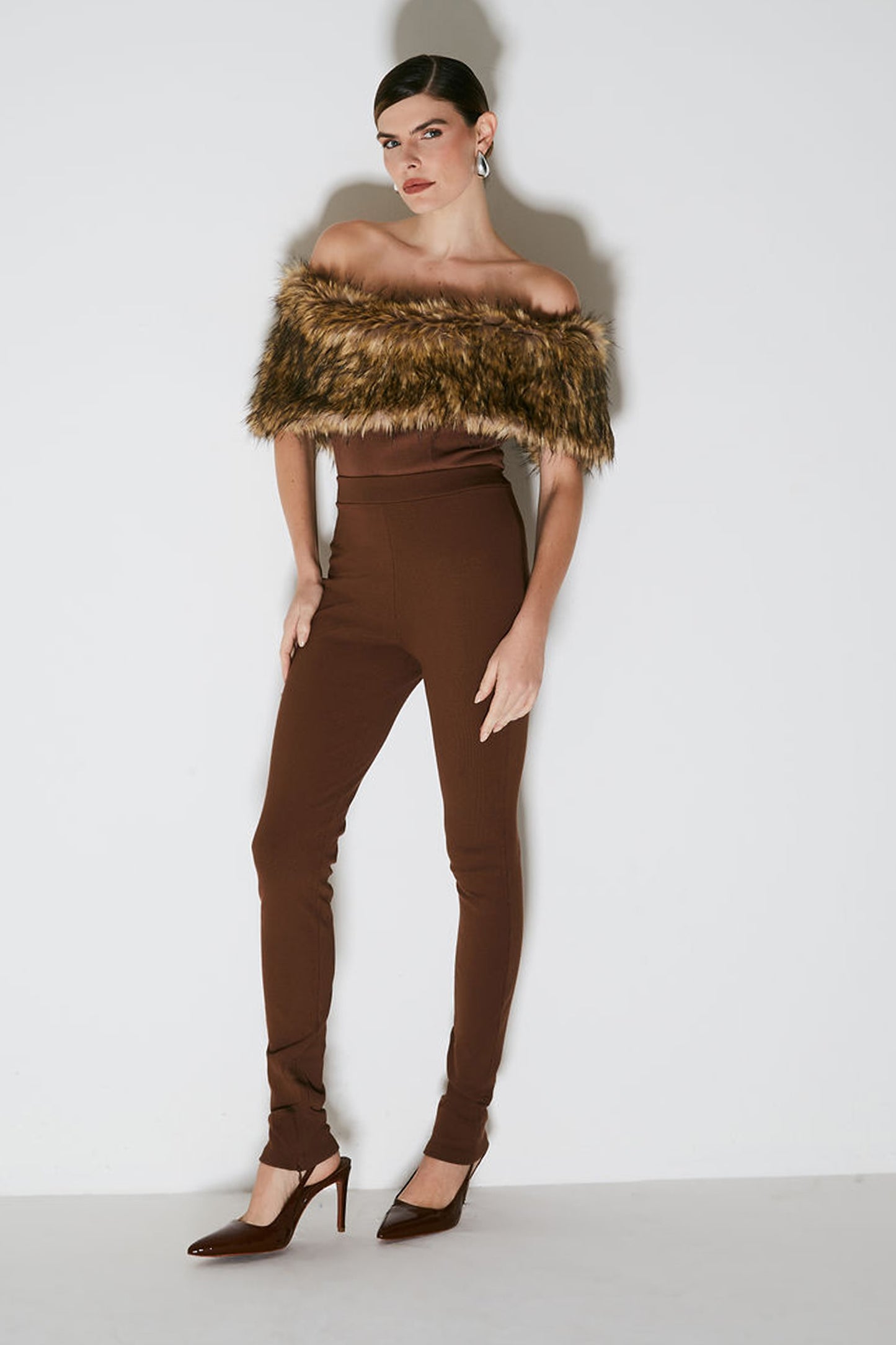 BODY OMBRO A OMRBO COM PELO MARROM