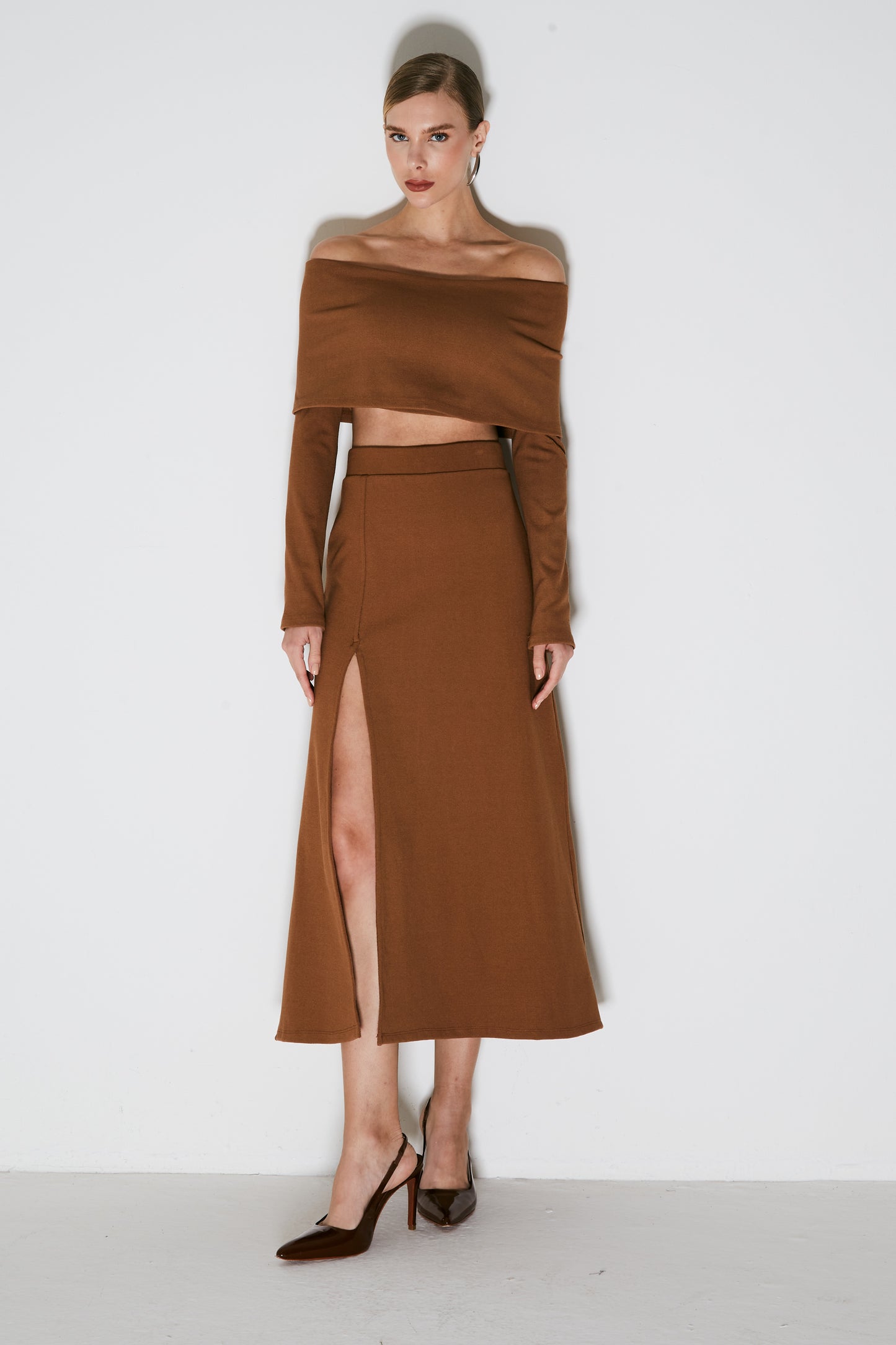 CROPPED OMBRO A OMBRO COM SOBREPOSICAO MARROM CHOCOLATE