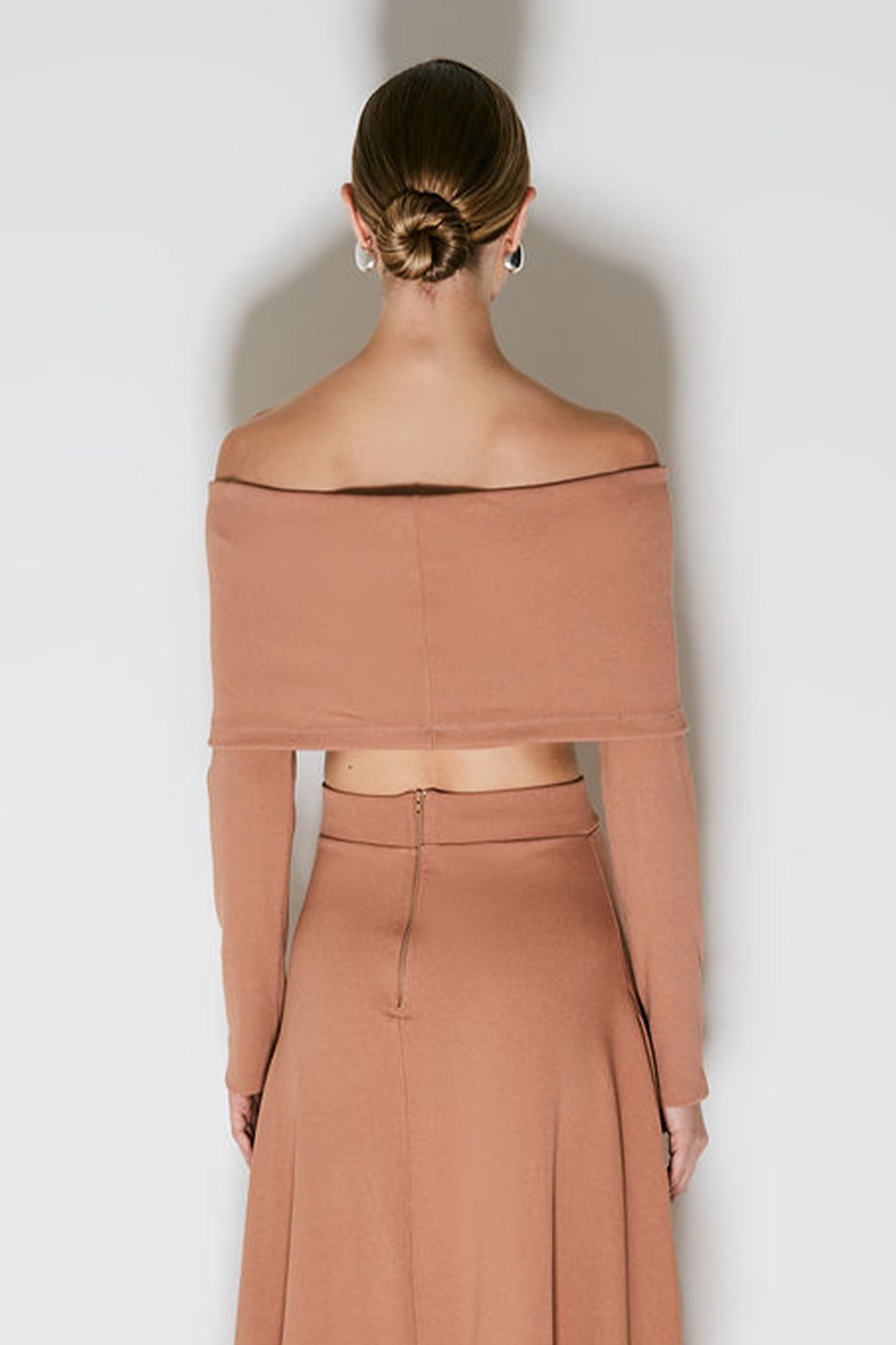 CROPPED OMBRO A OMBRO COM SOBREPOSICAO MOCHA MOUSSE