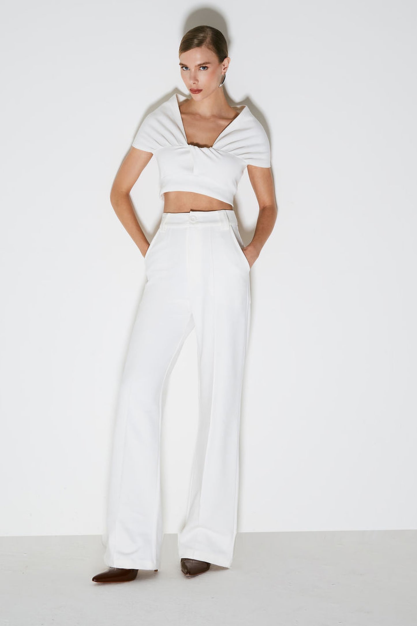 CROPPED MANGA CURTA OMBRO A OMBRO COM TORCAO FRONTAL OFF WHITE