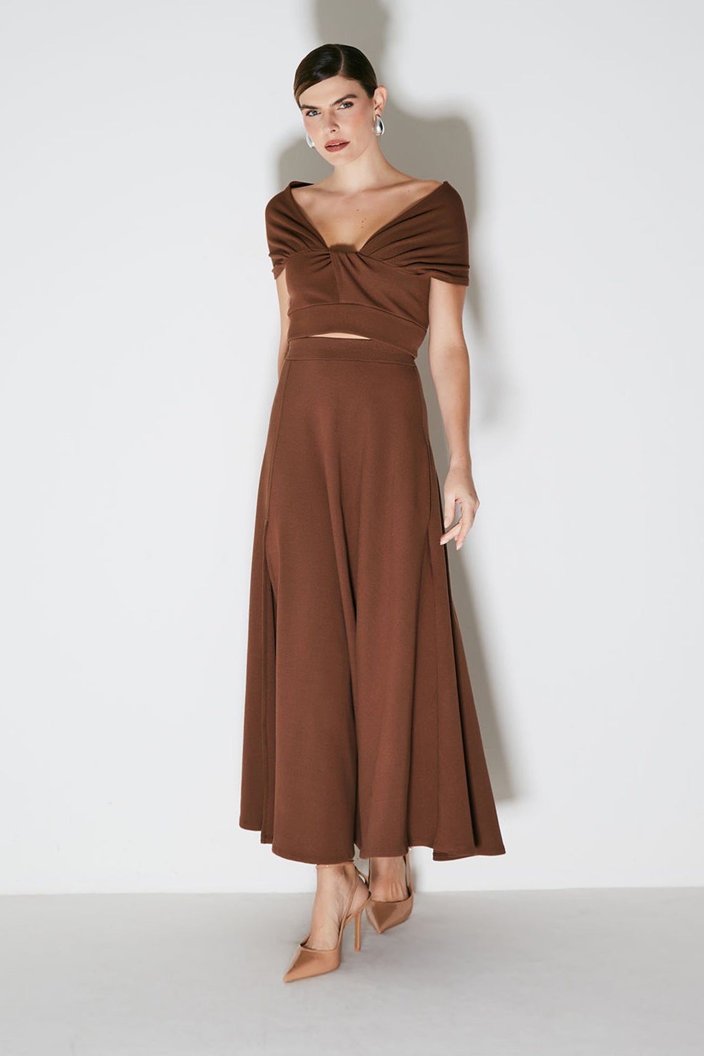 CROPPED MANGA CURTA OMBRO A OMBRO COM TORCAO FRONTAL MARROM