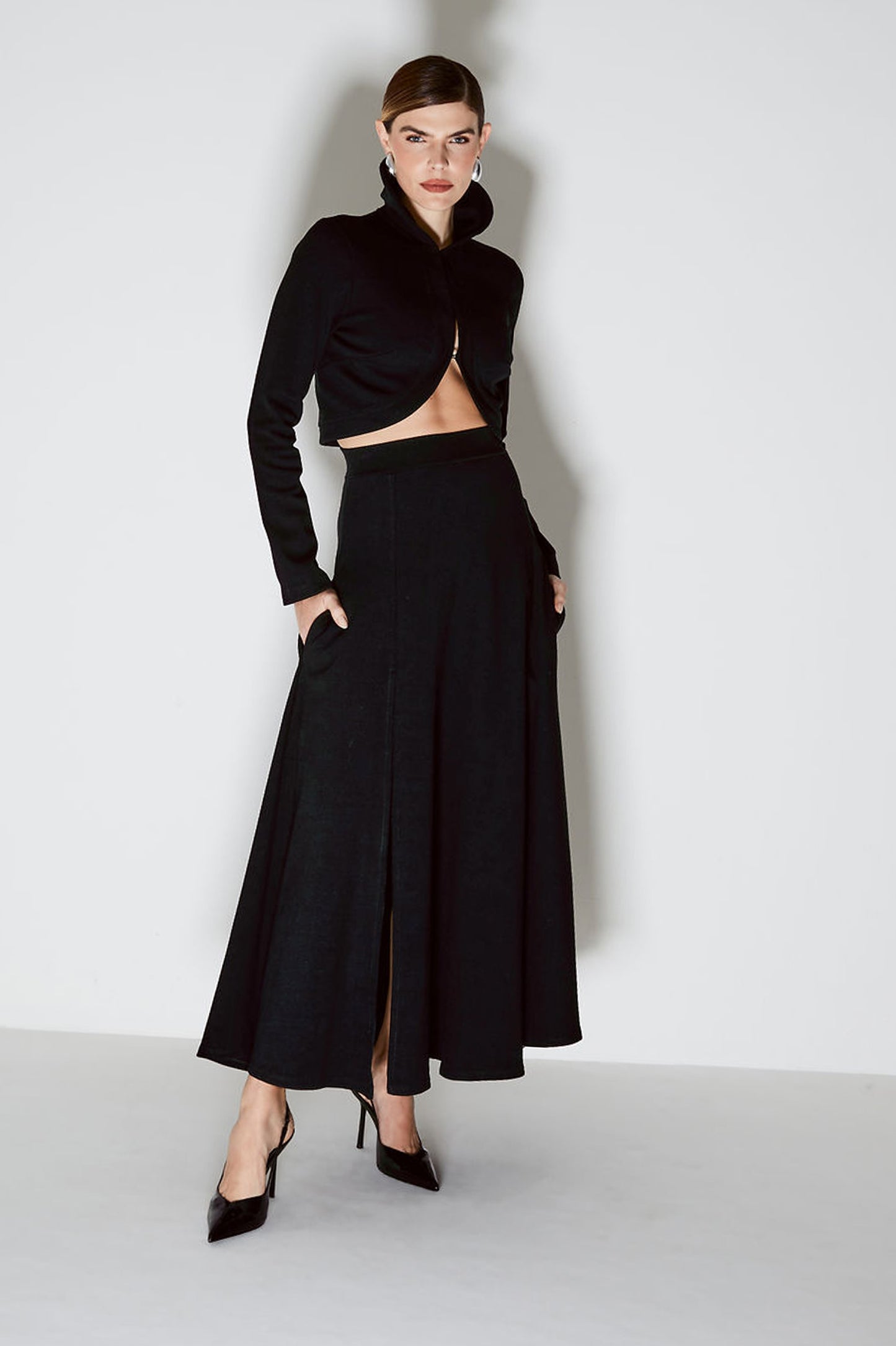 CASACO CURTO COM GOLA E GANCHOS PRETO