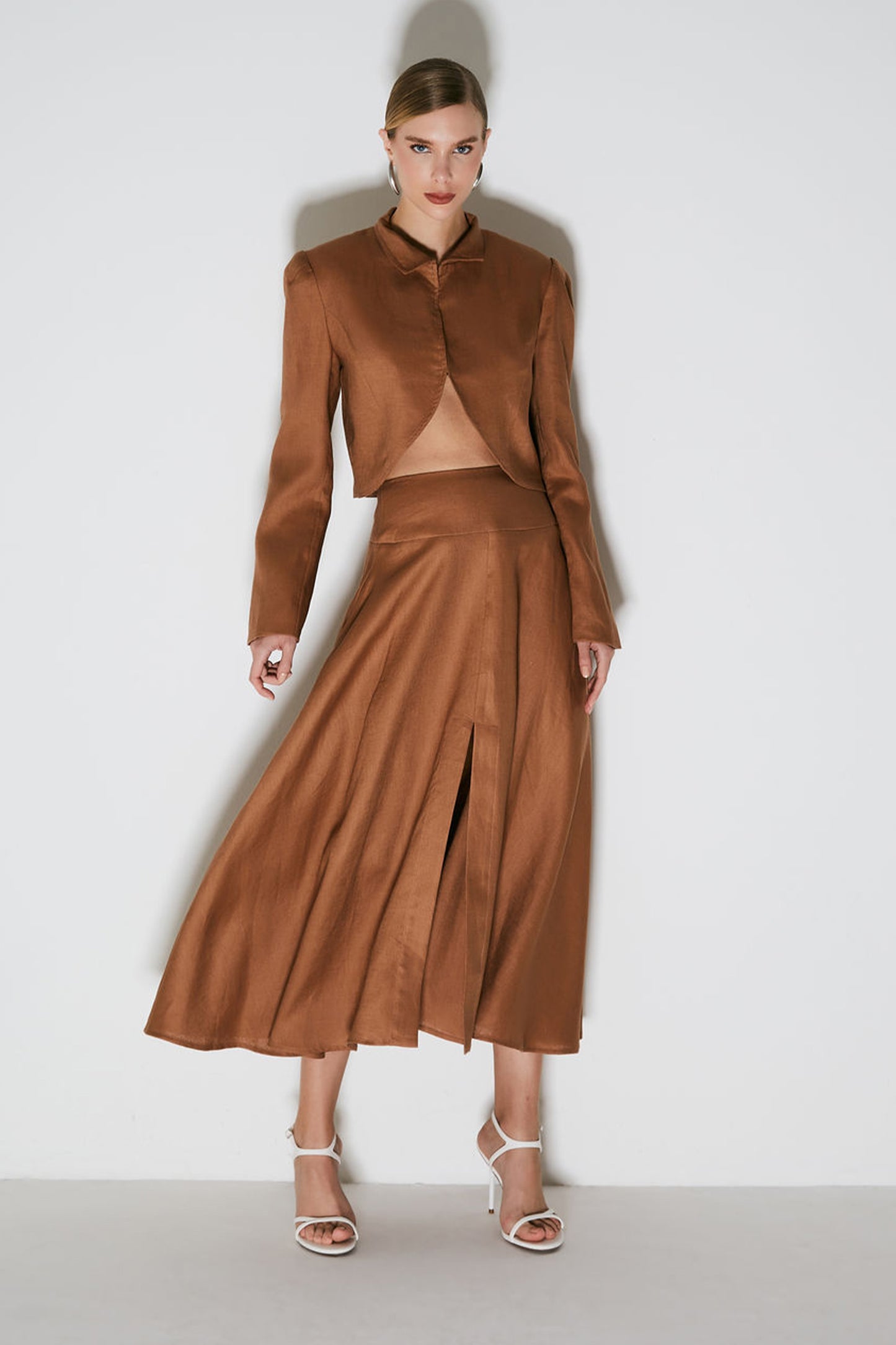 BLAZER CURTO COM ABERTURA ASSIMETRICA CARAMELO