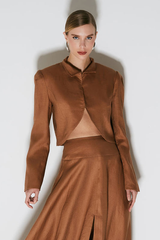 BLAZER CURTO COM ABERTURA ASSIMETRICA CARAMELO