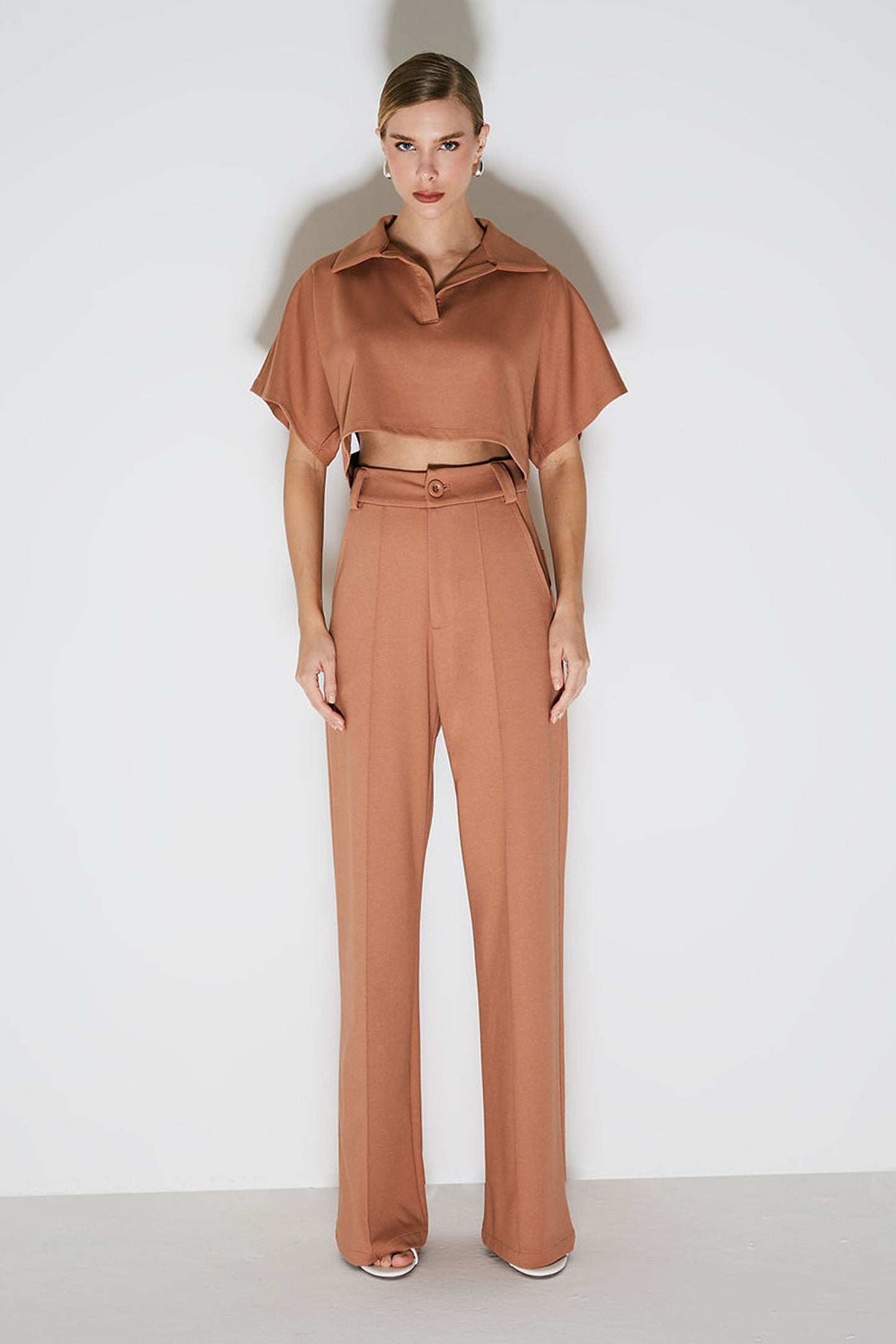 CROPPED MANGA CURTA COM GOLA E MANGAS AMPLAS MOCHA MOUSSE