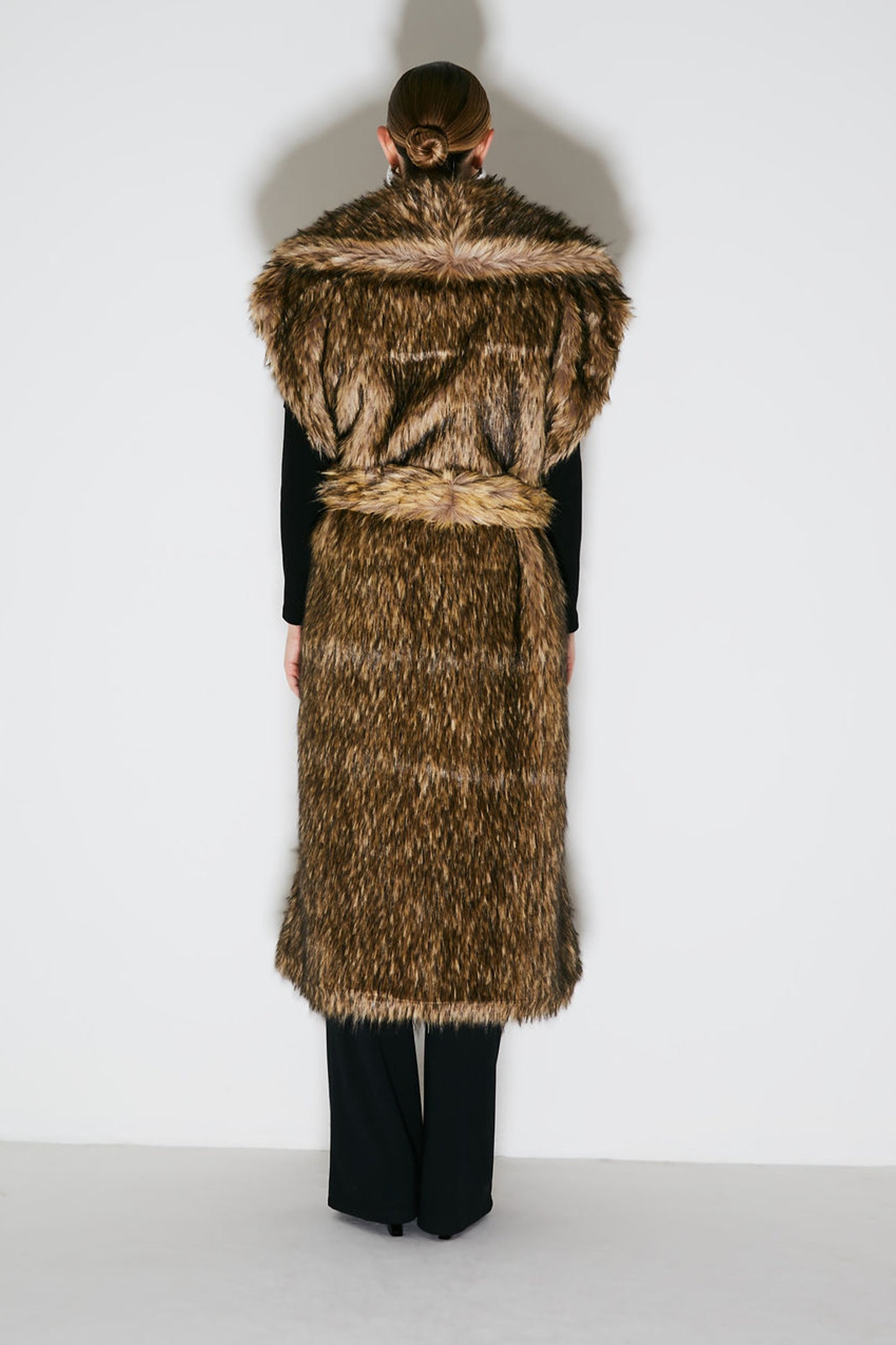 CASACO LONGO MANGA CURTA COM FAIXA EM PELO MESCLA BEGE