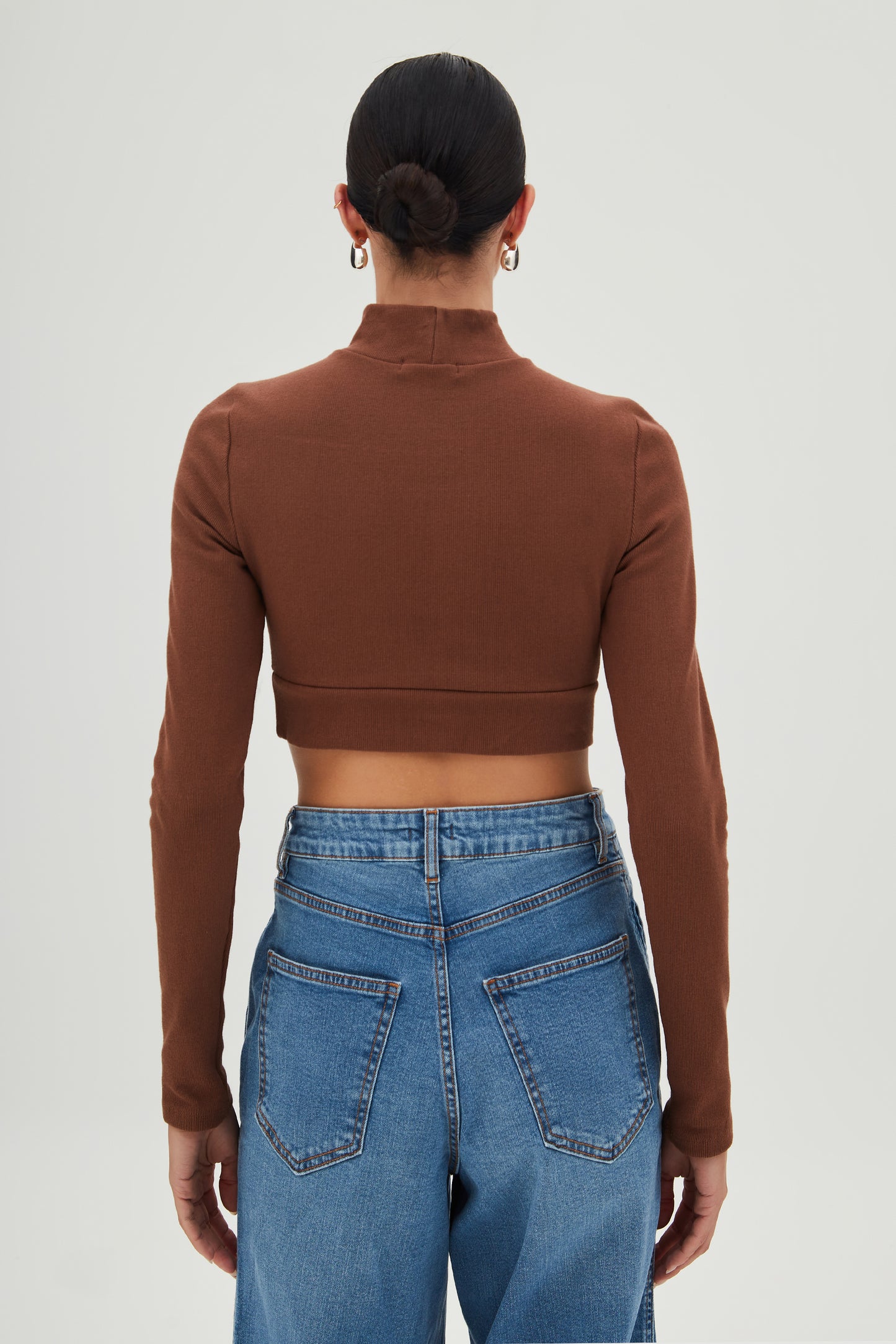 CROPPED MANGA LONGA GOLA ALTA MARROM