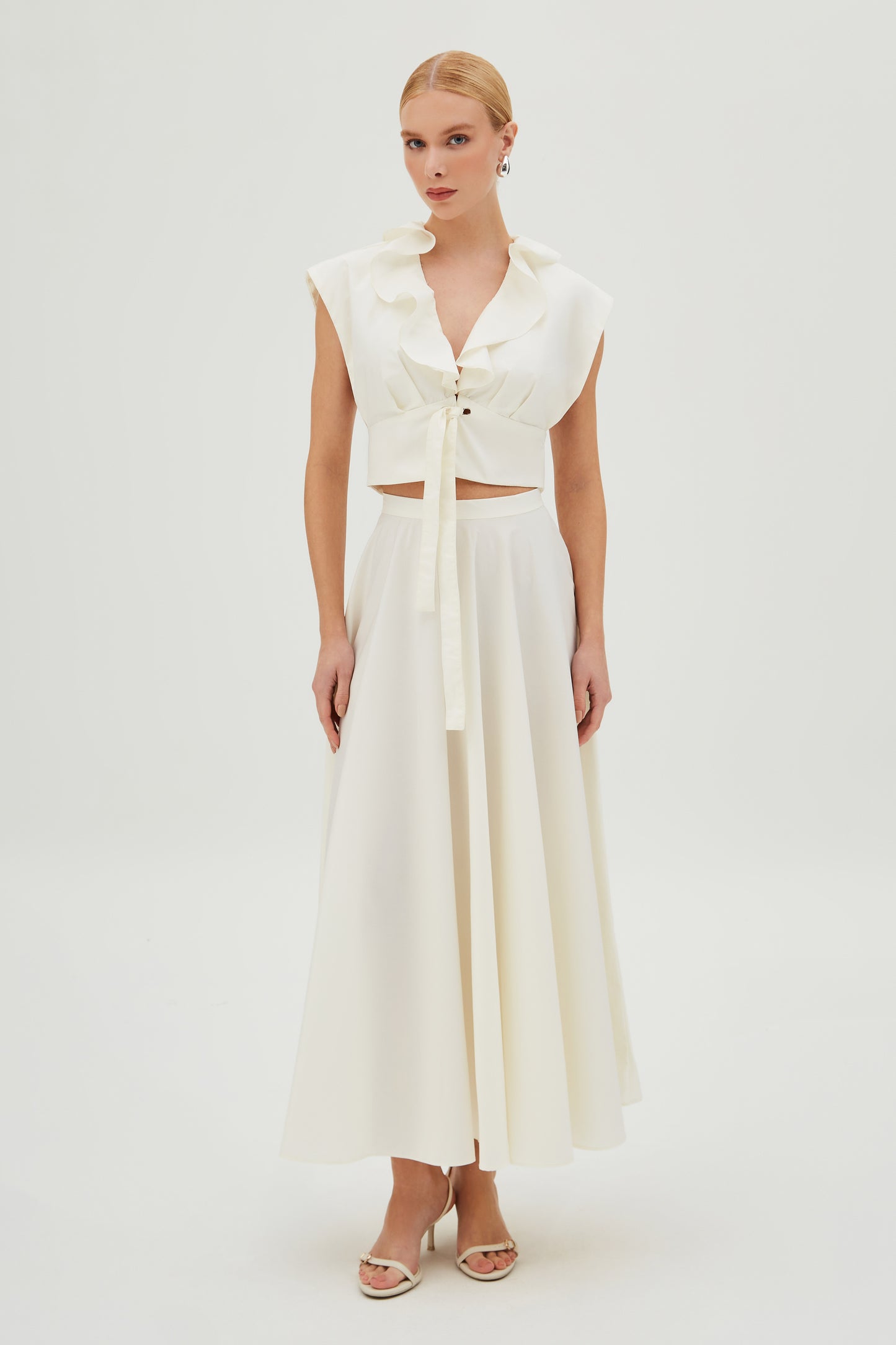 BLUSA MANGA CURTA COM BABADOS FRONTAIS E AMARRACAO CREME