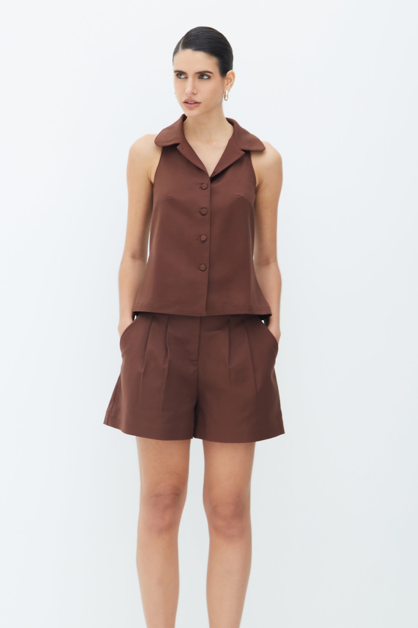 BLUSA SEM MANGA COM BOTOES FRONTAL E FIVELA COSTAS MARROM