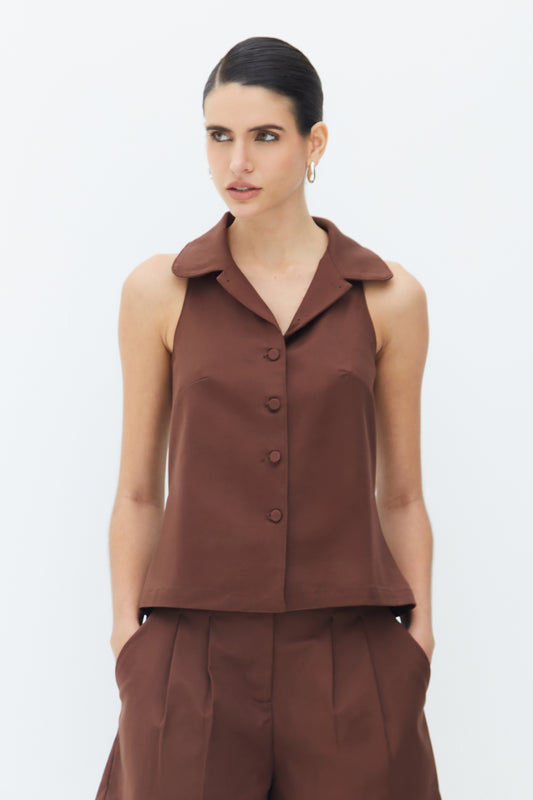 BLUSA SEM MANGA COM BOTOES FRONTAL E FIVELA COSTAS MARROM