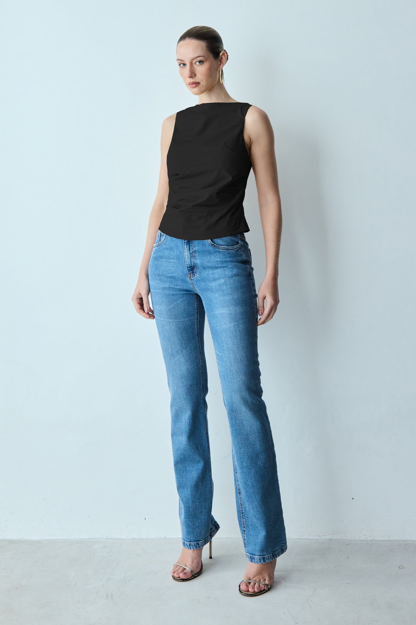 BLUSA SEM MANGA COM PREGAS FRONTAIS PRETO