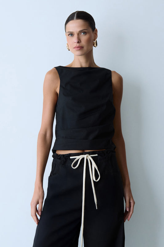 BLUSA SEM MANGA COM PREGAS FRONTAIS PRETO