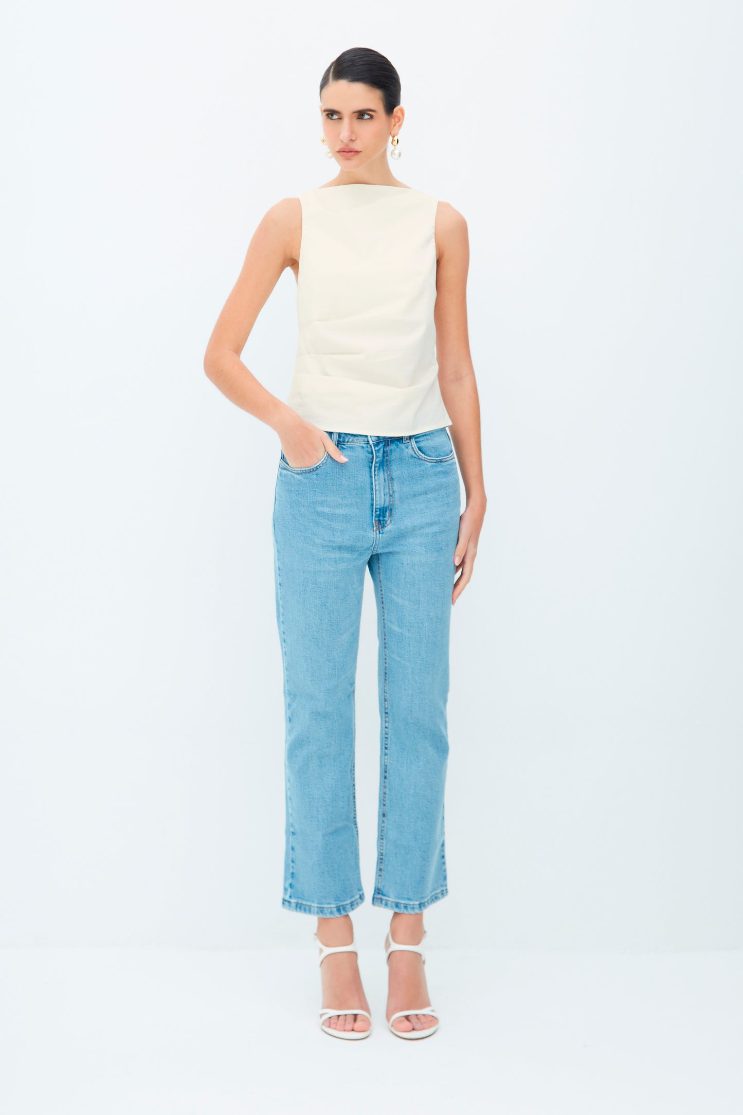 BLUSA SEM MANGA COM PREGAS FRONTAIS CREME