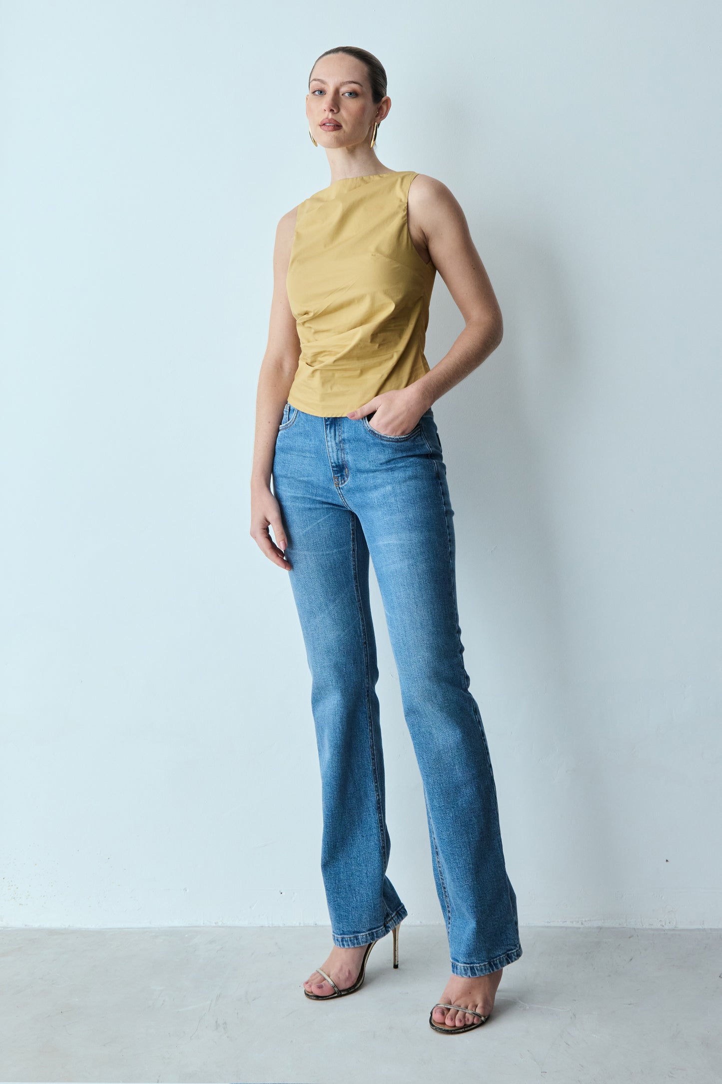 BLUSA SEM MANGA COM PREGAS FRONTAIS KAKI