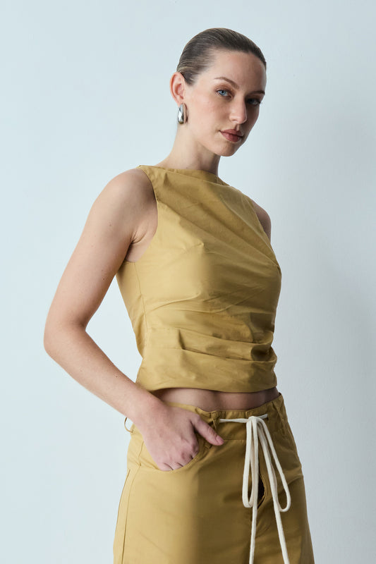 BLUSA SEM MANGA COM PREGAS FRONTAIS KAKI