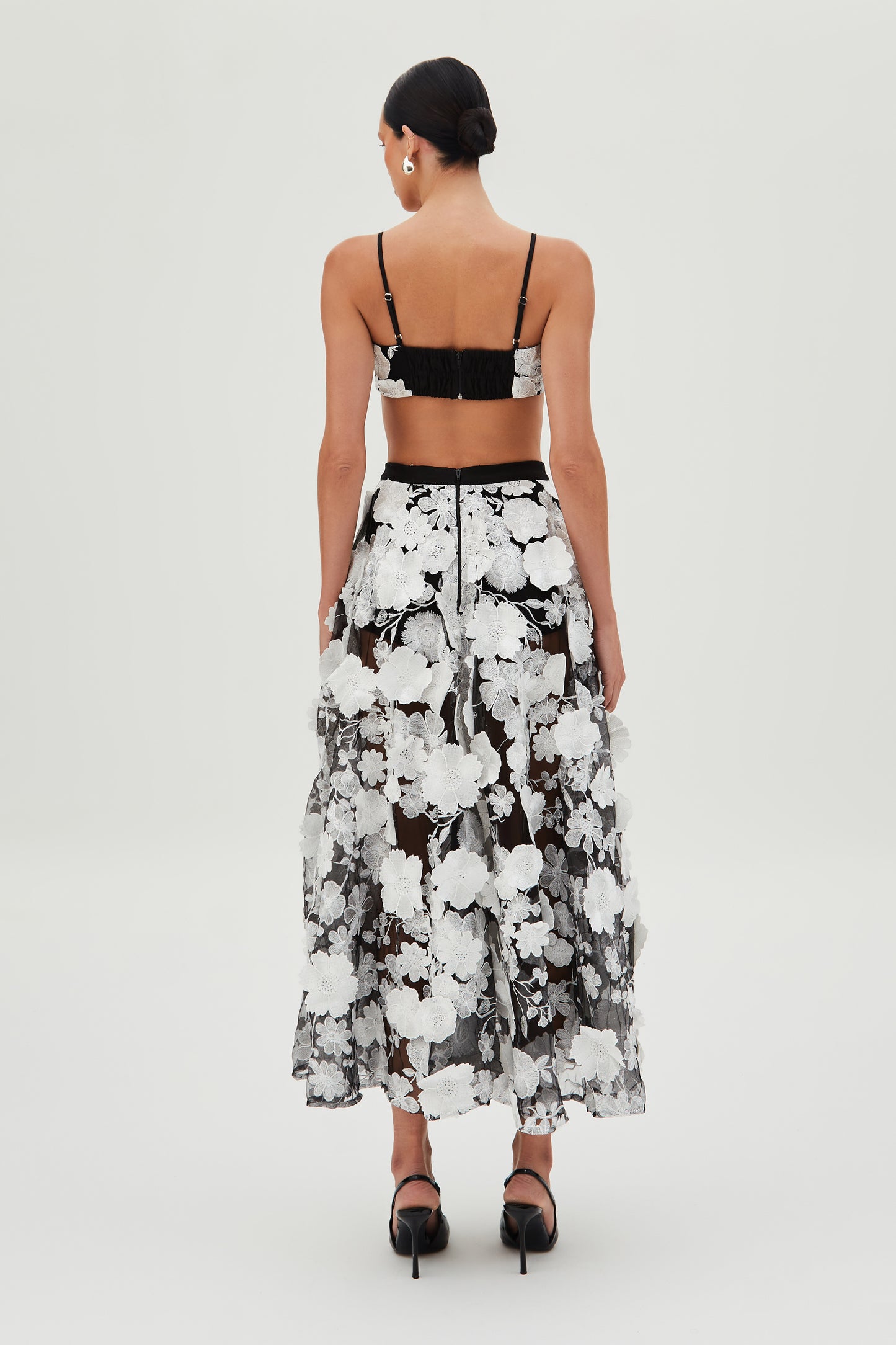 SAIA MIDI EM TULE BORDADO COM COS MEDIO PRETO