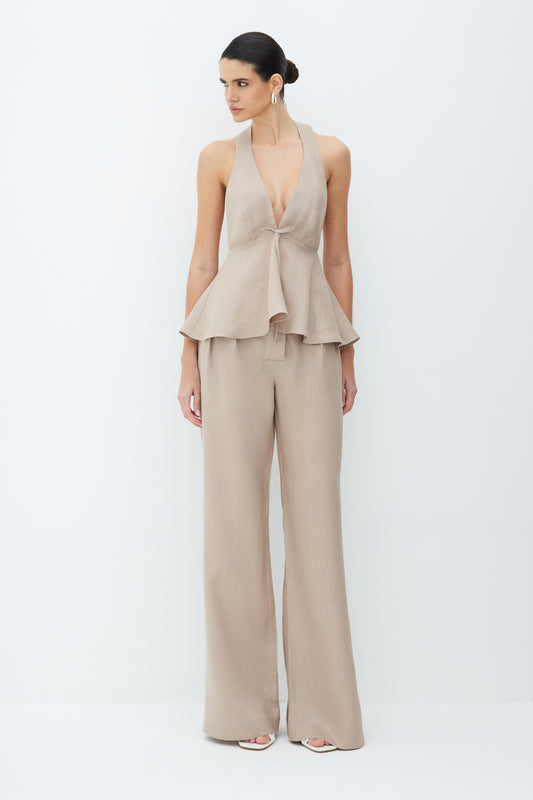 CALÇA RETA COM PREGAS FRONTAL EM LINHO MARROM CLARO