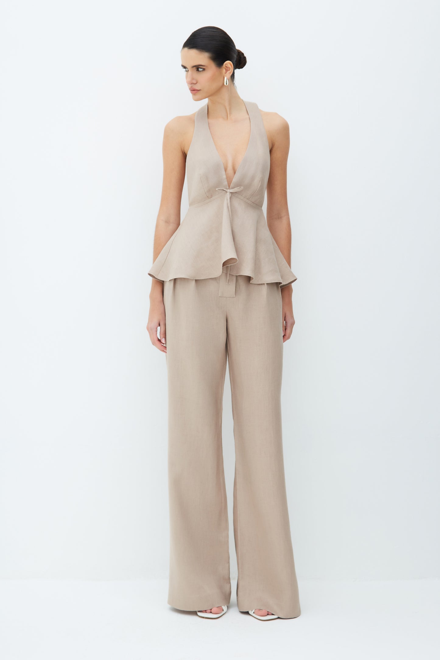 BLUSA FRENTE UNICA COM BARRA AMPLA AMARRACAO FRENTE MARROM CLARO