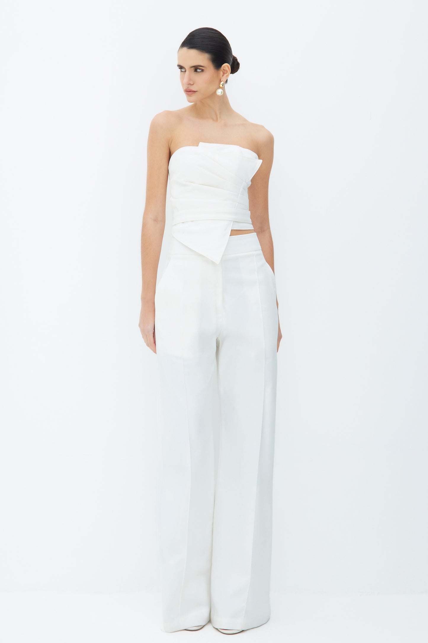 CROPPED TOMARA QUE CAIA ESTRUTURADO DECOTE E BARRA ASSIMETRICA OFF WHITE
