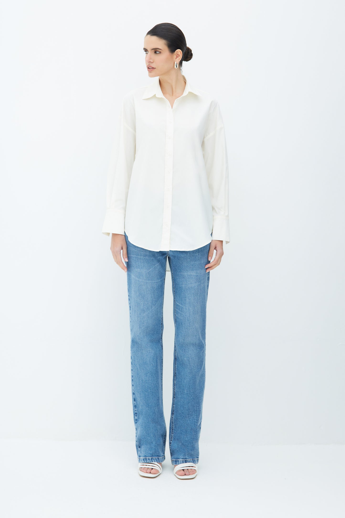 CAMISA MANGA COMPRIDA OVERSIZED E BARRA FRALDADA OFF WHITE