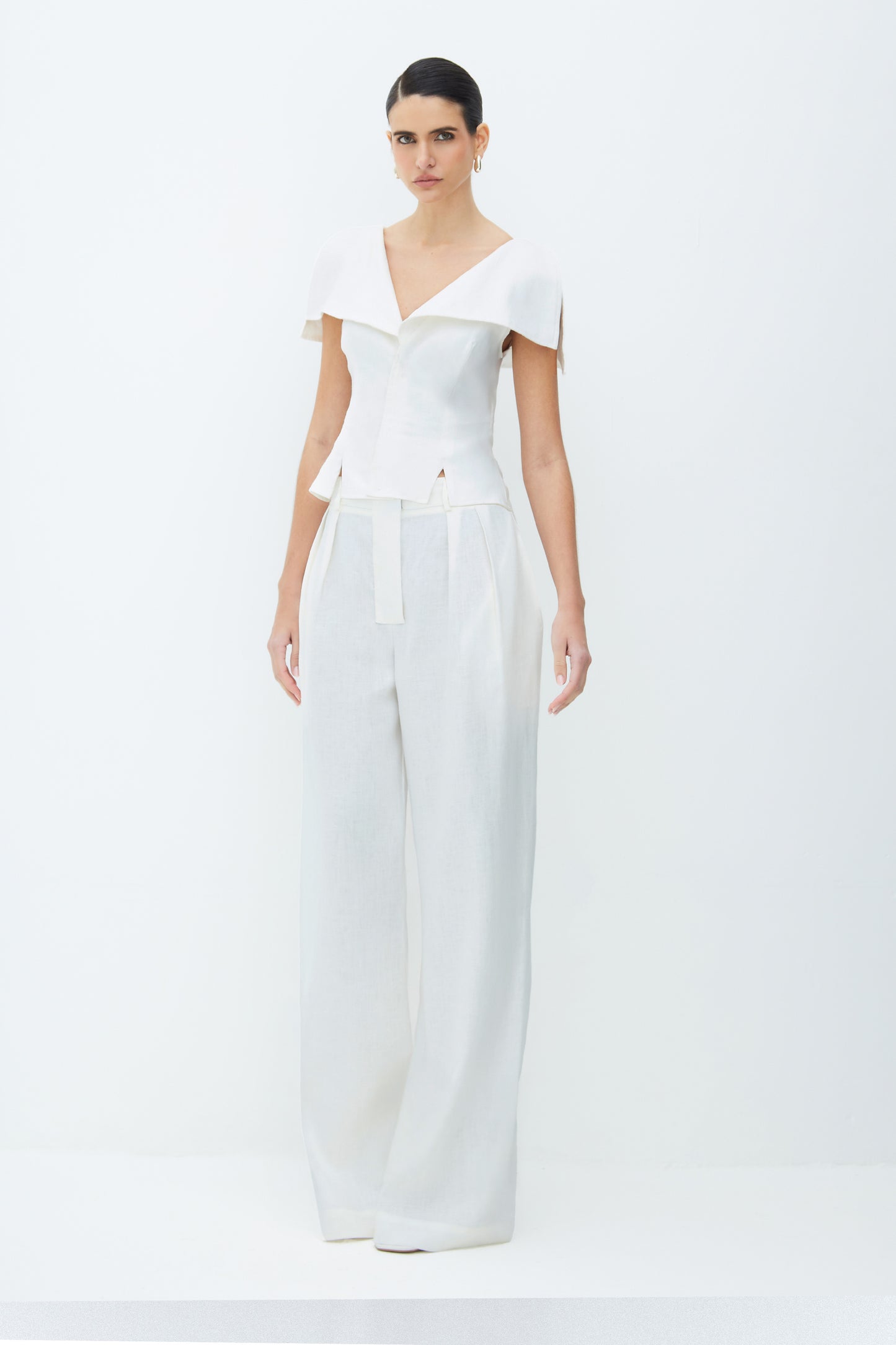 BLUSA MANGA CURTA COM LAPELAS E ABERTURAS BARRA BRANCO