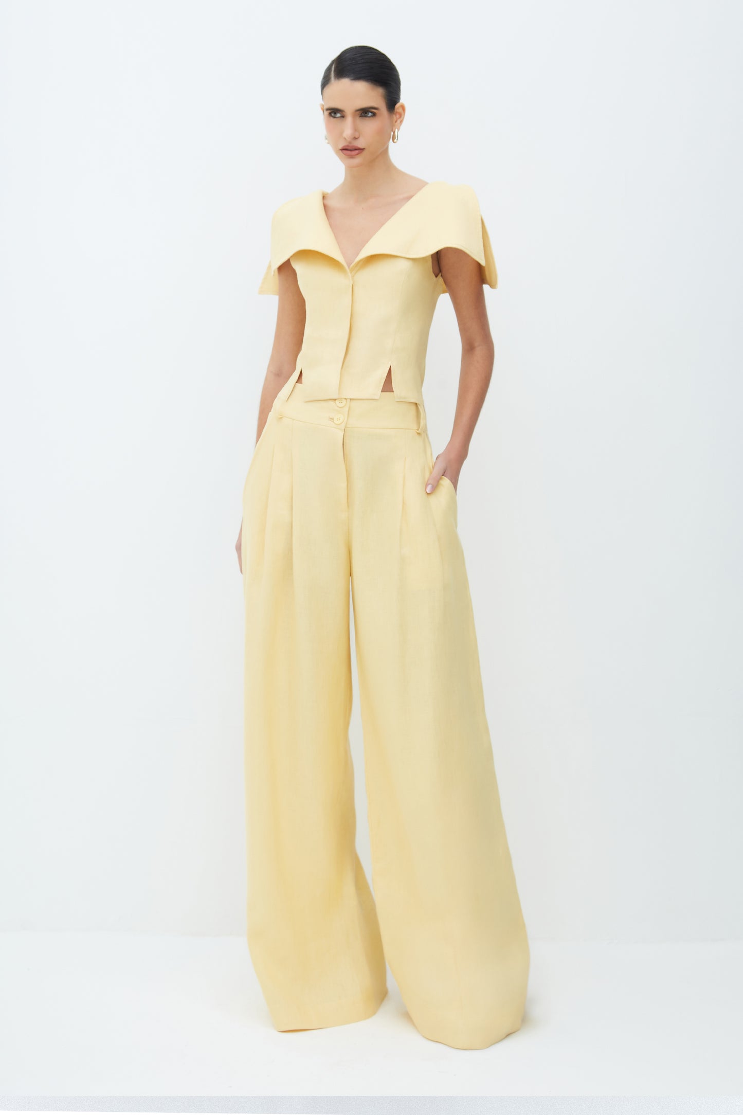 BLUSA MANGA CURTA COM LAPELAS E ABERTURAS BARRA AMARELO MANTEIGA