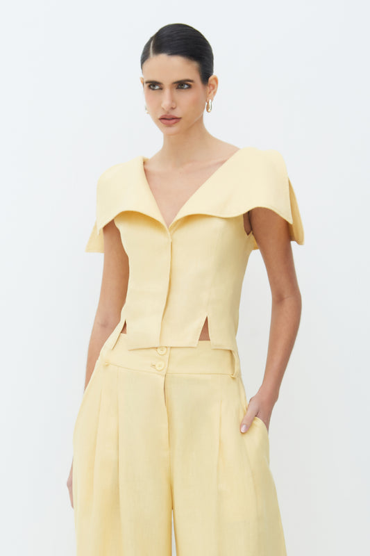 BLUSA MANGA CURTA COM LAPELAS E ABERTURAS BARRA AMARELO MANTEIGA