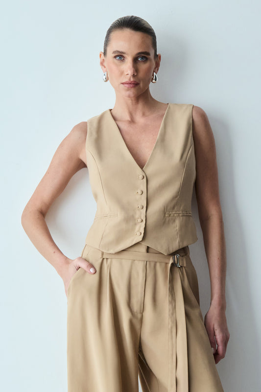 COLETE COM RECORTE BARRA E FIVELA COSTAS KAKI