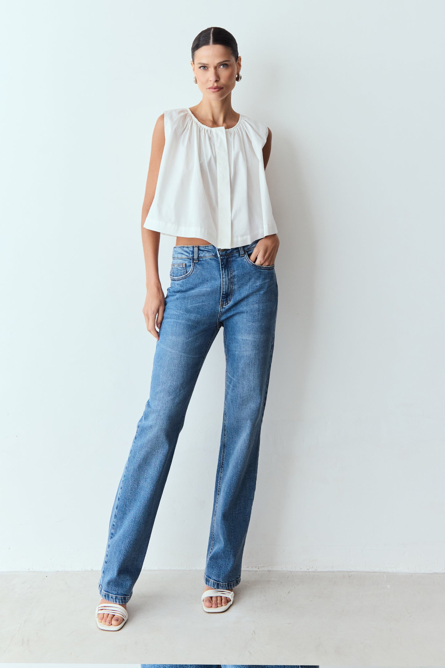 BLUSA SEM MANGA AMPLA FRANZIDOS DECOTE E BOTOES FRONTAL OFF WHITE