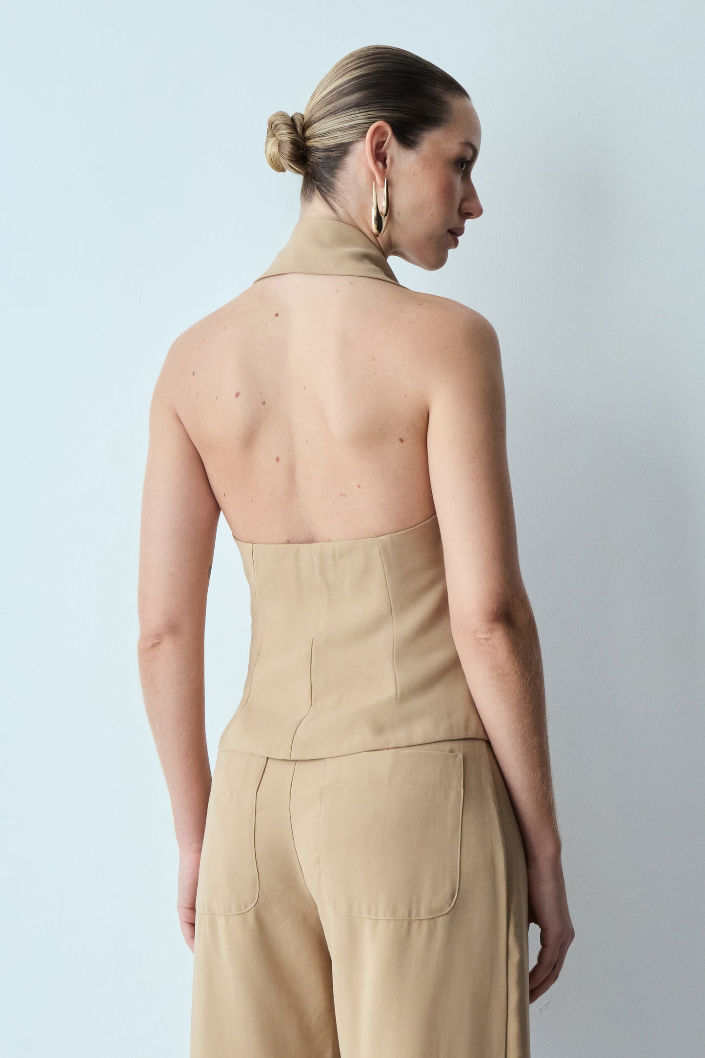 BLUSA FRENTE UNICA COLETE COM GOLA LAPELA KAKI