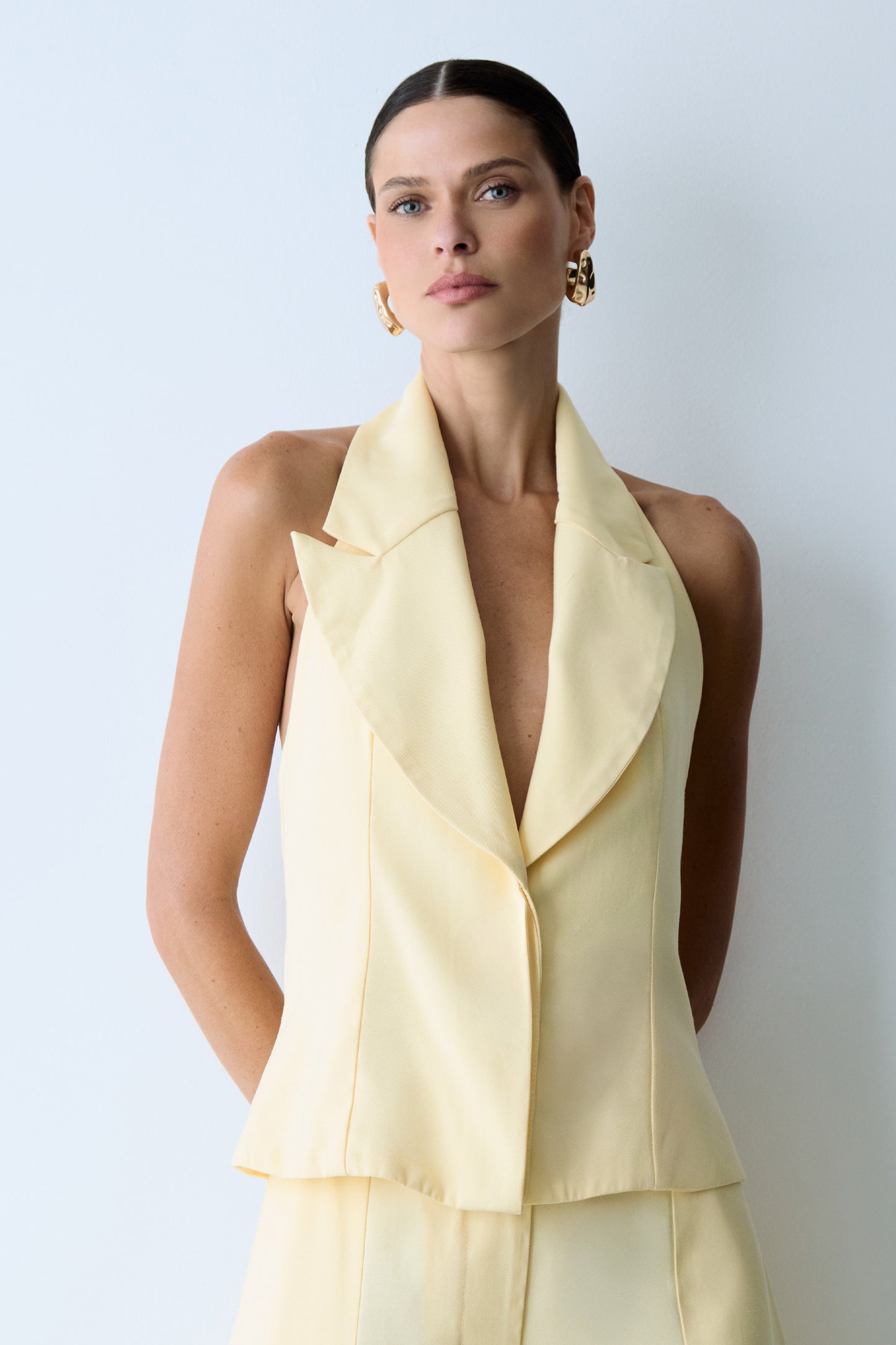 BLUSA FRENTE UNICA COLETE COM GOLA LAPELA AMARELO MANTEIGA CLARO