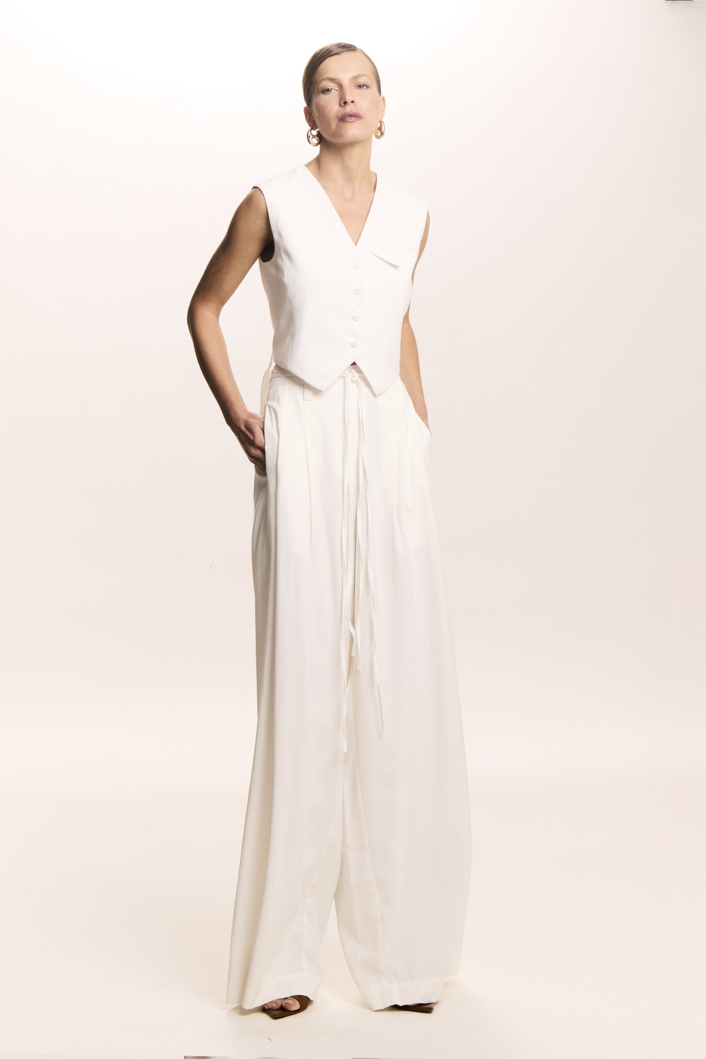 BLUSA SEM MANGA BARRA ASSIMETRICA FIVELA COSTAS OFF WHITE