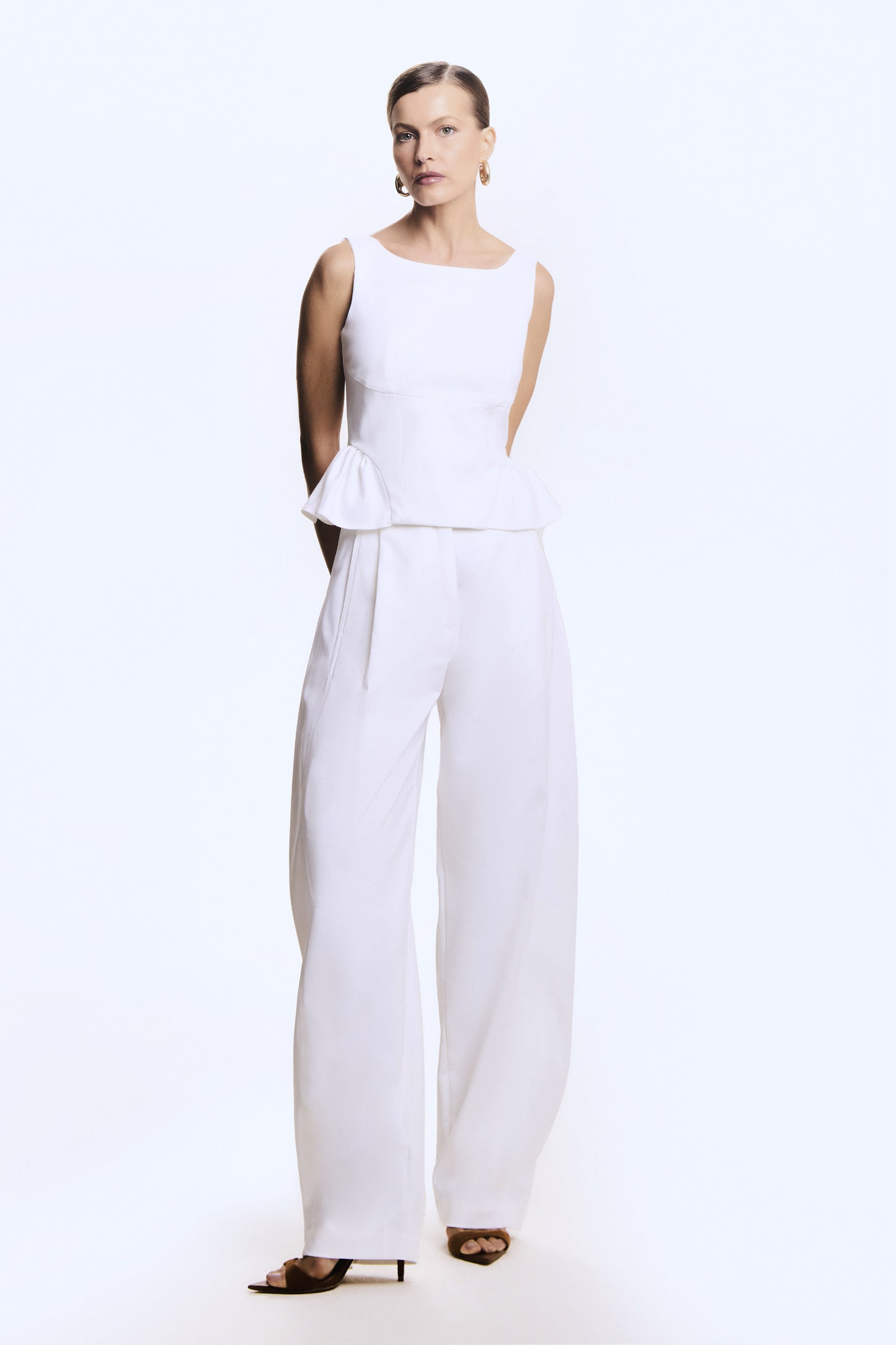 BLUSA REGATA ESTRUTURADA BARRA AMPLA NAS LATERAS OFF WHITE