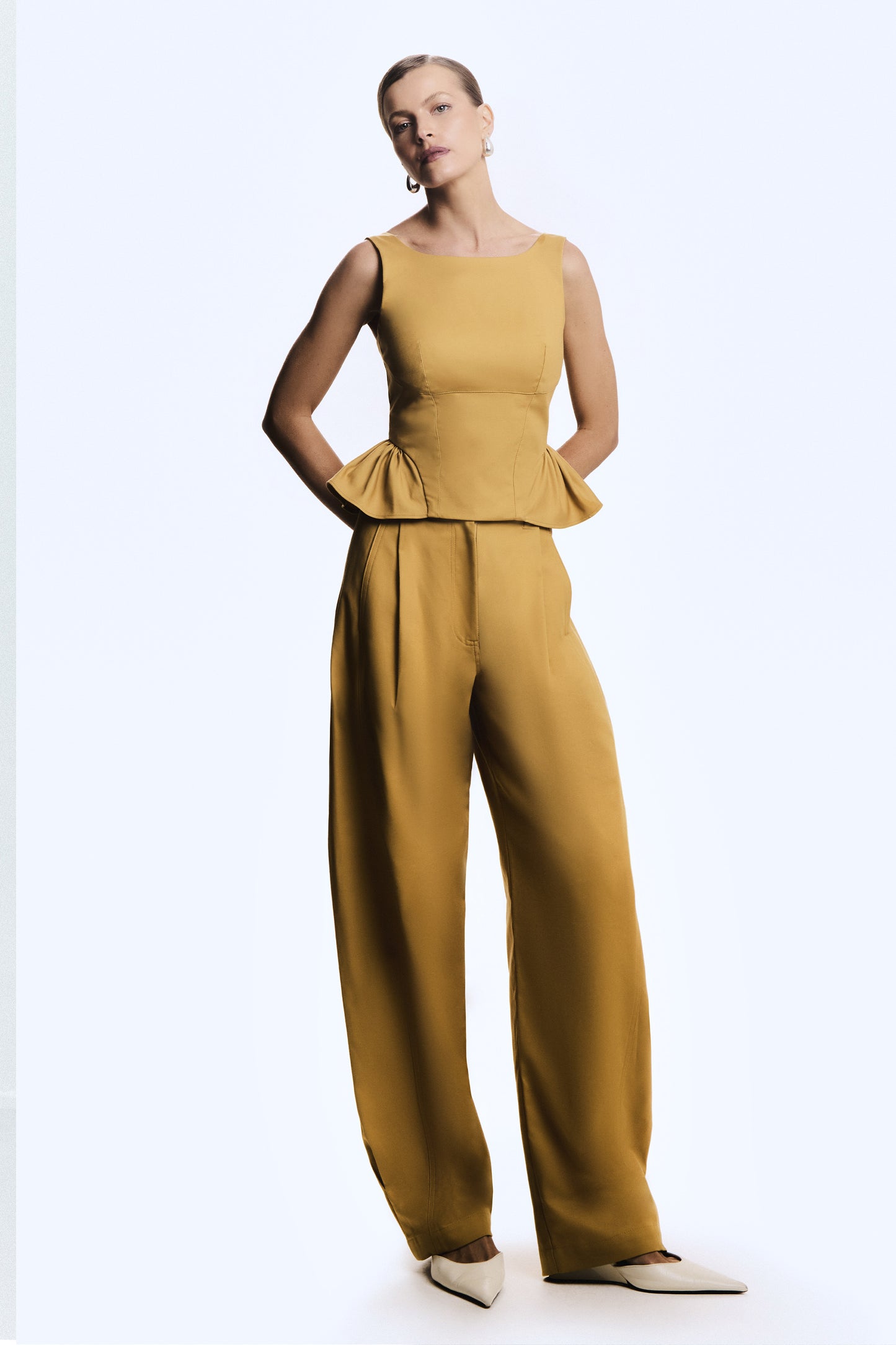 BLUSA REGATA ESTRUTURADA BARRA AMPLA NAS LATERAS KAKI MEDIO