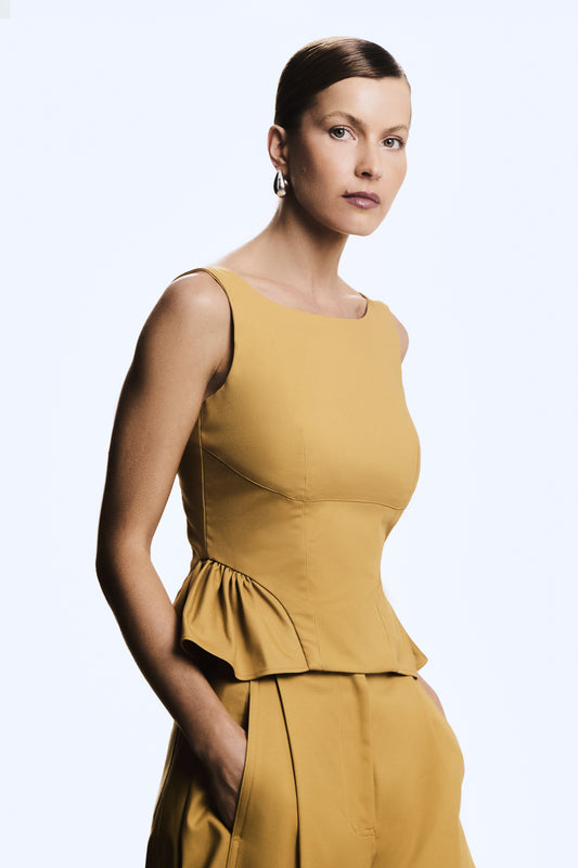 BLUSA REGATA ESTRUTURADA BARRA AMPLA NAS LATERAS KAKI MEDIO