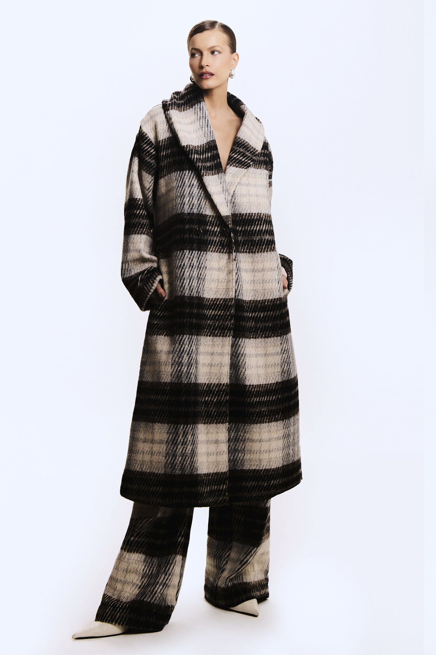 CASACO LONGO XADREZ COM GOLA MARROM