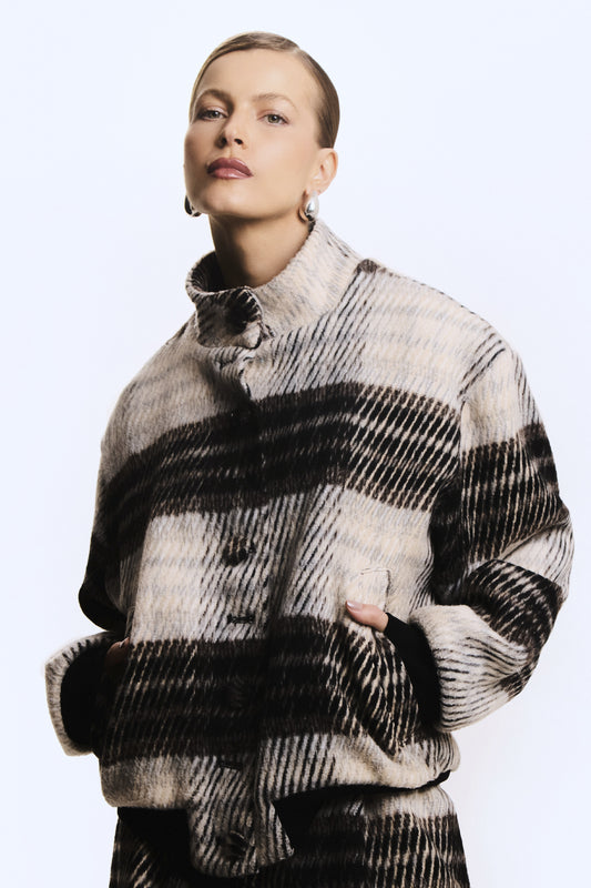 CASACO CURTO XADREZ COM GOLA E BOTOES FRONTAL MARROM