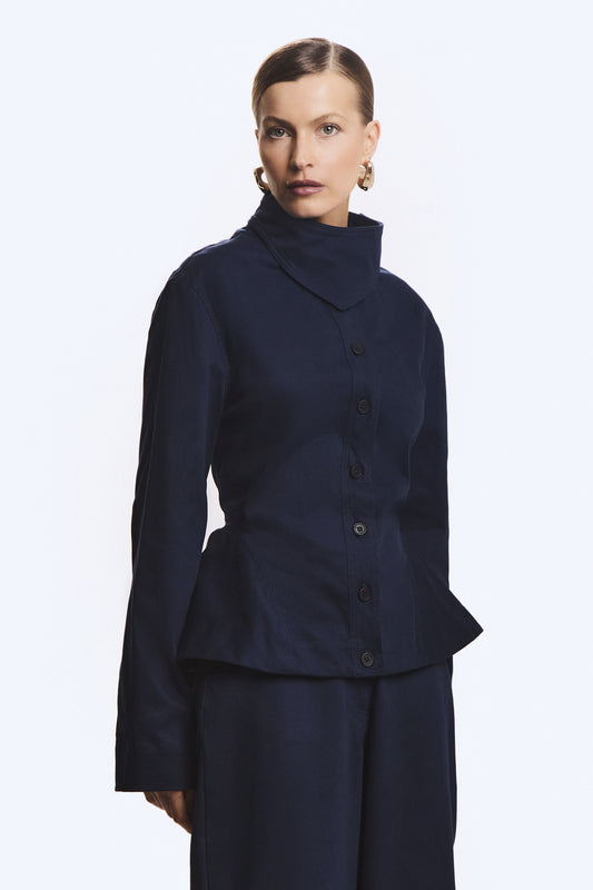 CASACO CURTO SOBREPOSICAO GOLA ACINTURADO BARRA AMPLA AZUL MARINHO ESCURO