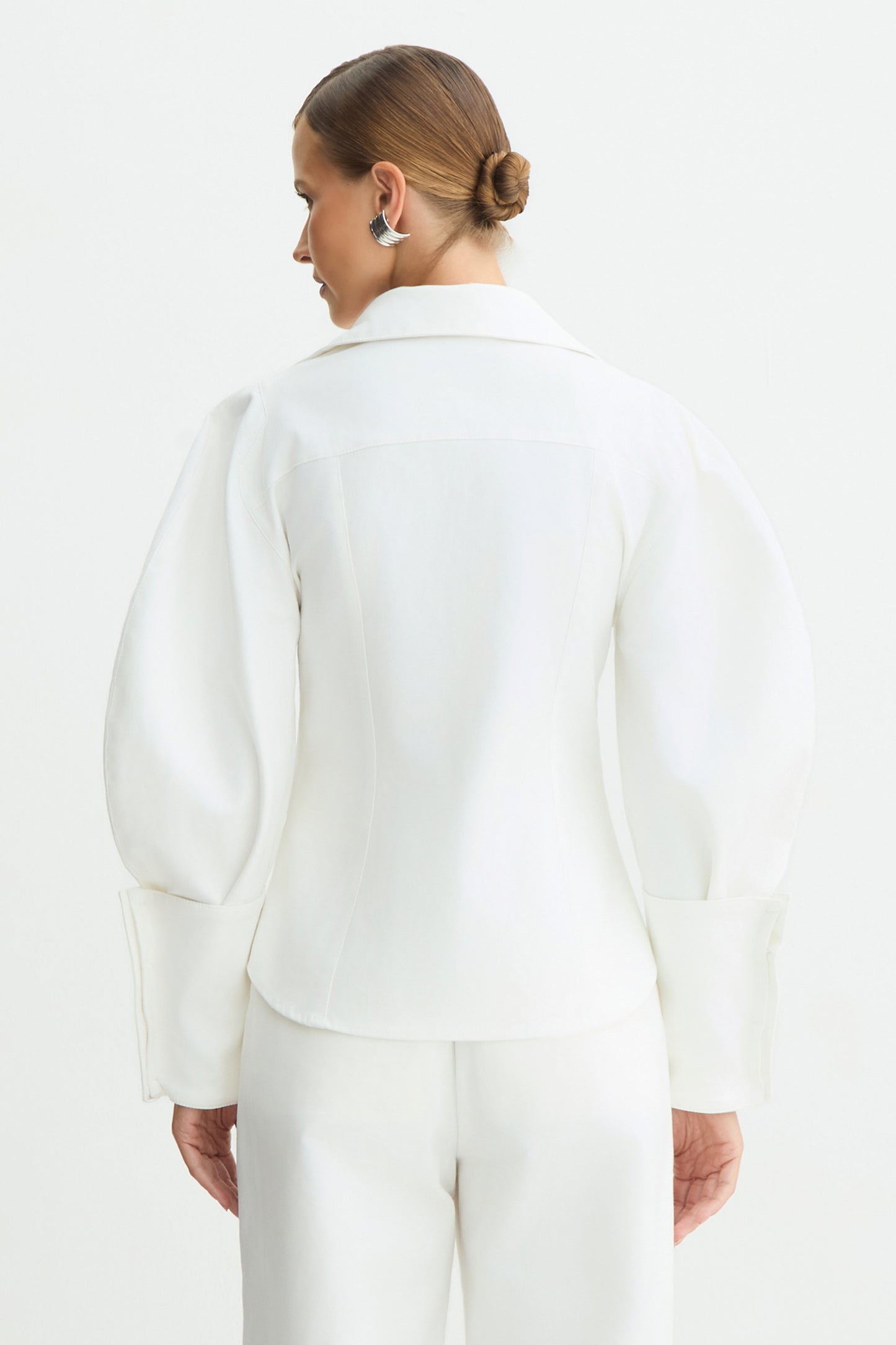CAMISA MANGA COMPRIDA ESTRUTURADA COM MANGAS AMPLAS OFF WHITE