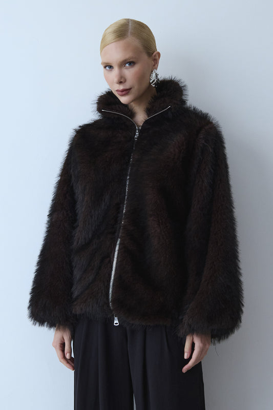 CASACO MANGA LONGA GOLA ALTA MANGA AMPLA DE PELO MARROM