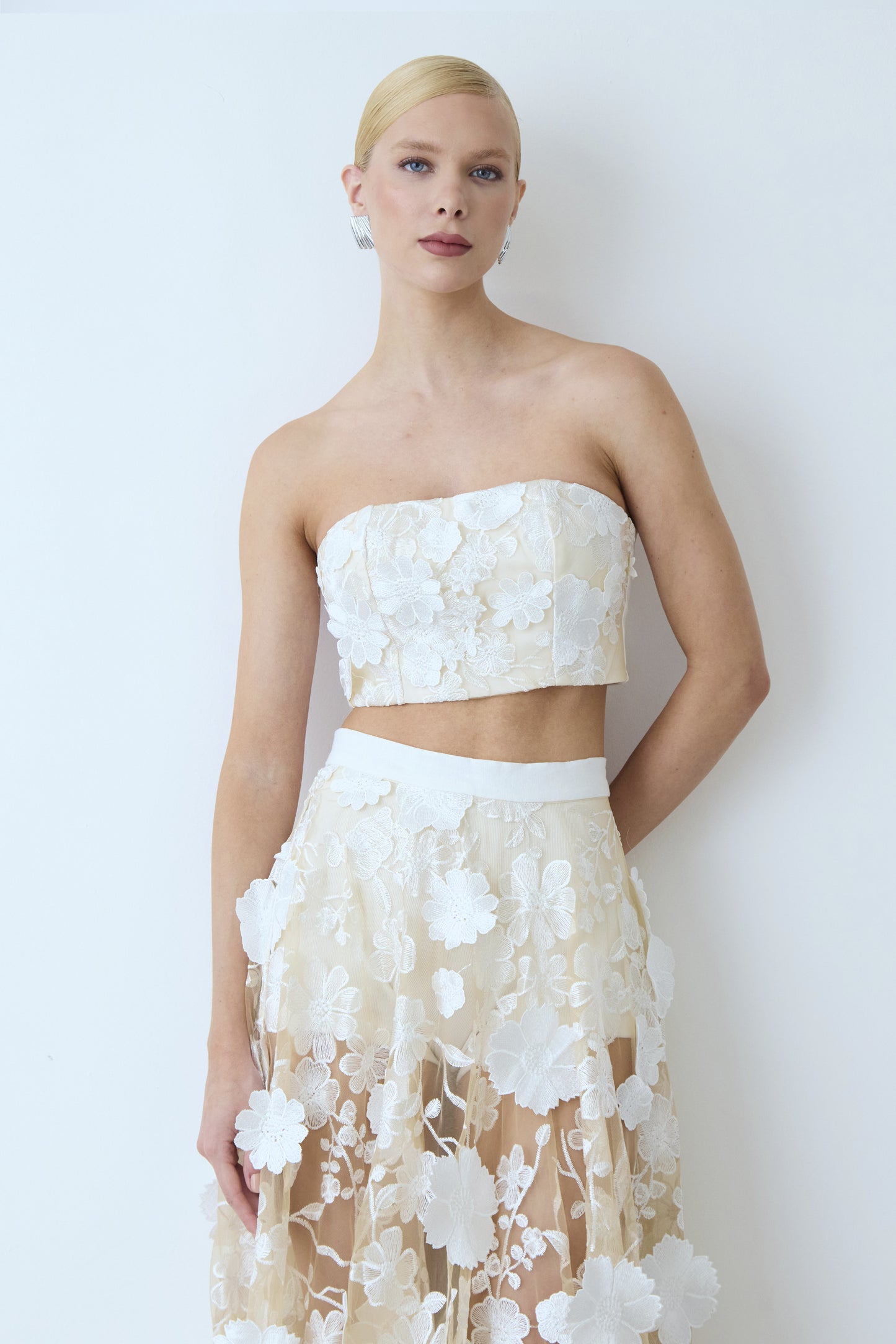 CROPPED TOMARA QUE CAIA COM SOBREPOSICAO DE TULE BORDADO OFF WHITE