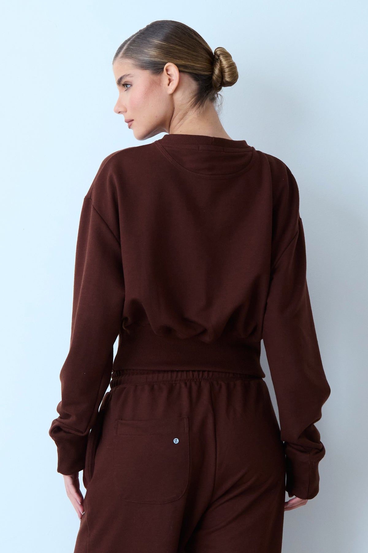 BLUSA MANGA LONGA MOLETOM GOLA CARECA AJUSTADO CINTURA MARROM