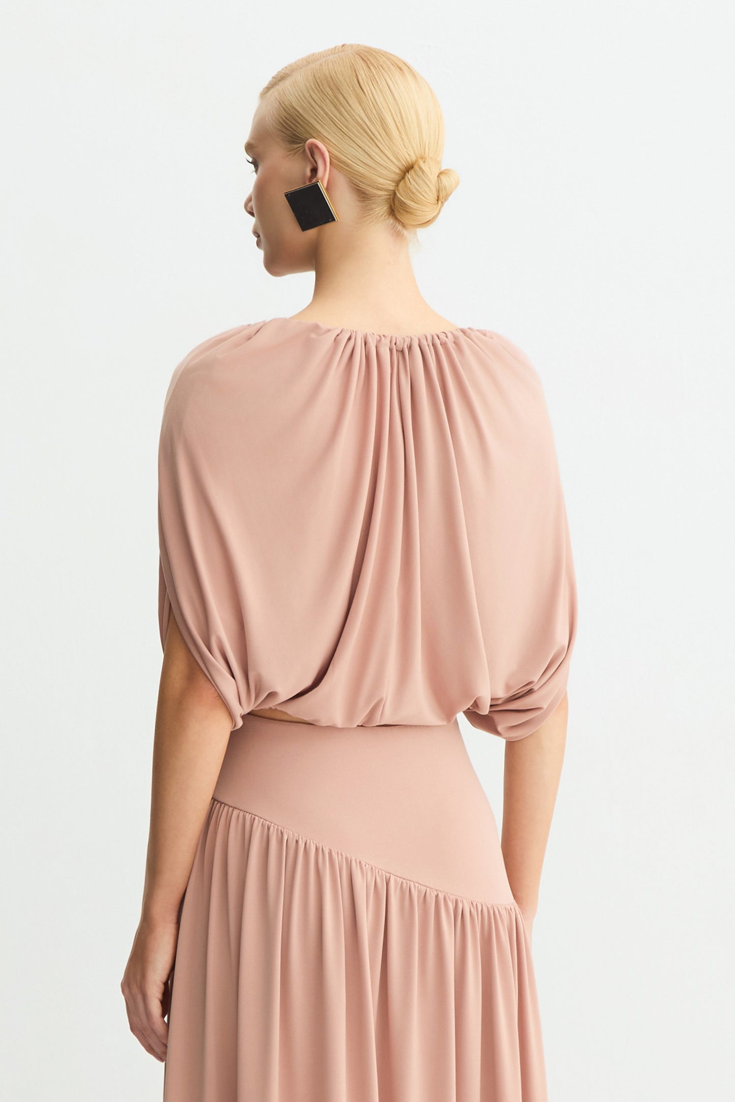 BLUSA SEM MANGA FLUIDA COM FRANZIDOS ABERTURA MEIO BUSTO MOCHA MOUSSE